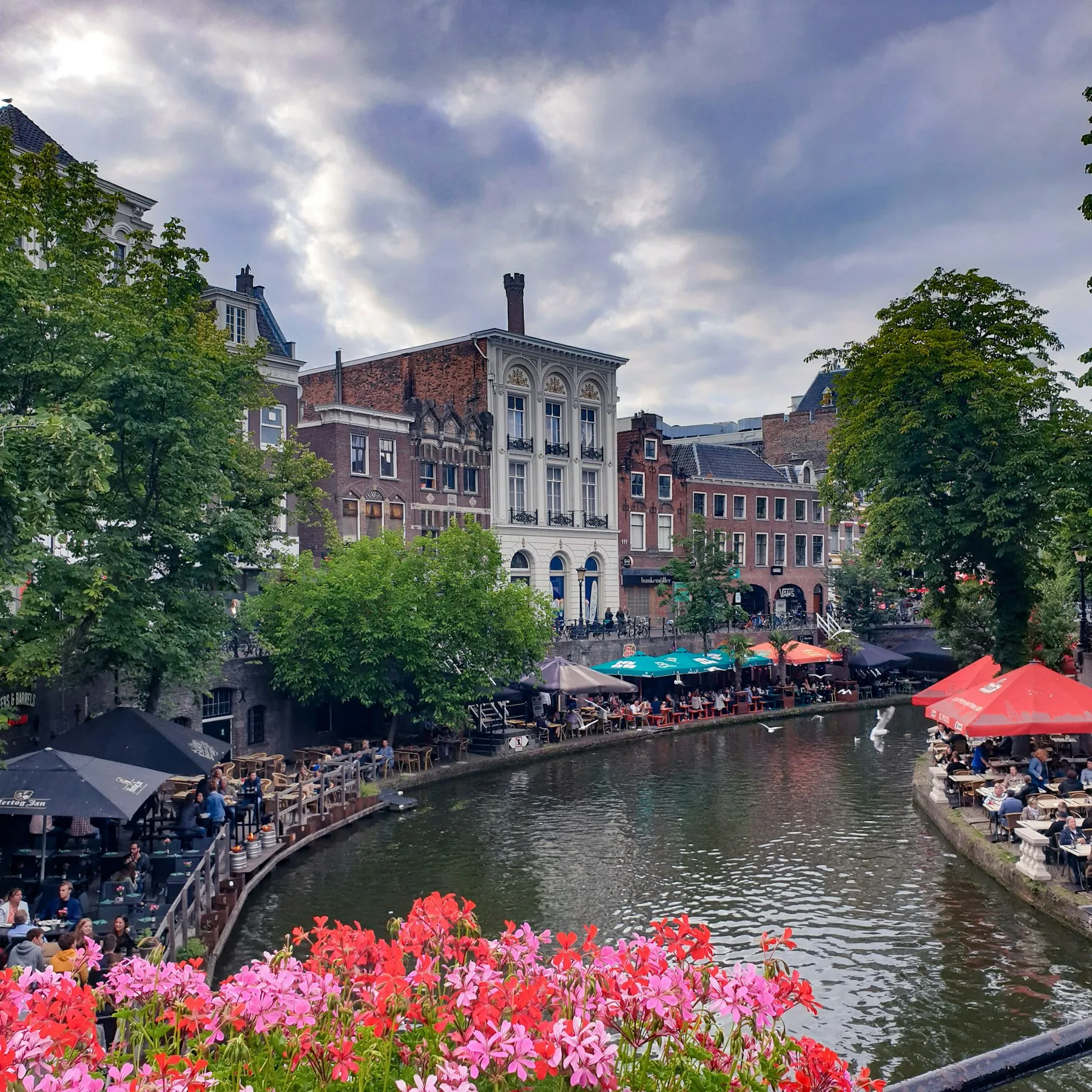 Terrassen langs een gracht in Utrecht