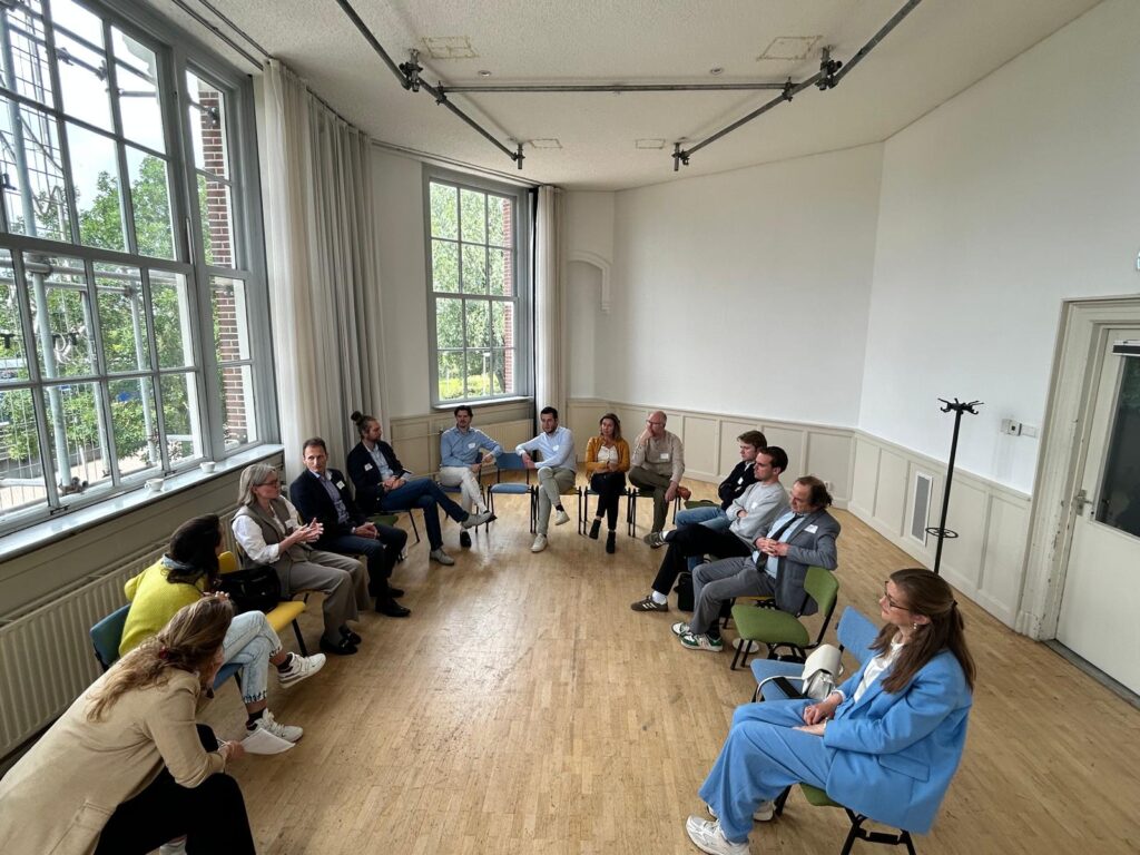 Het team van Resilt in gesprek tijdens een sessie