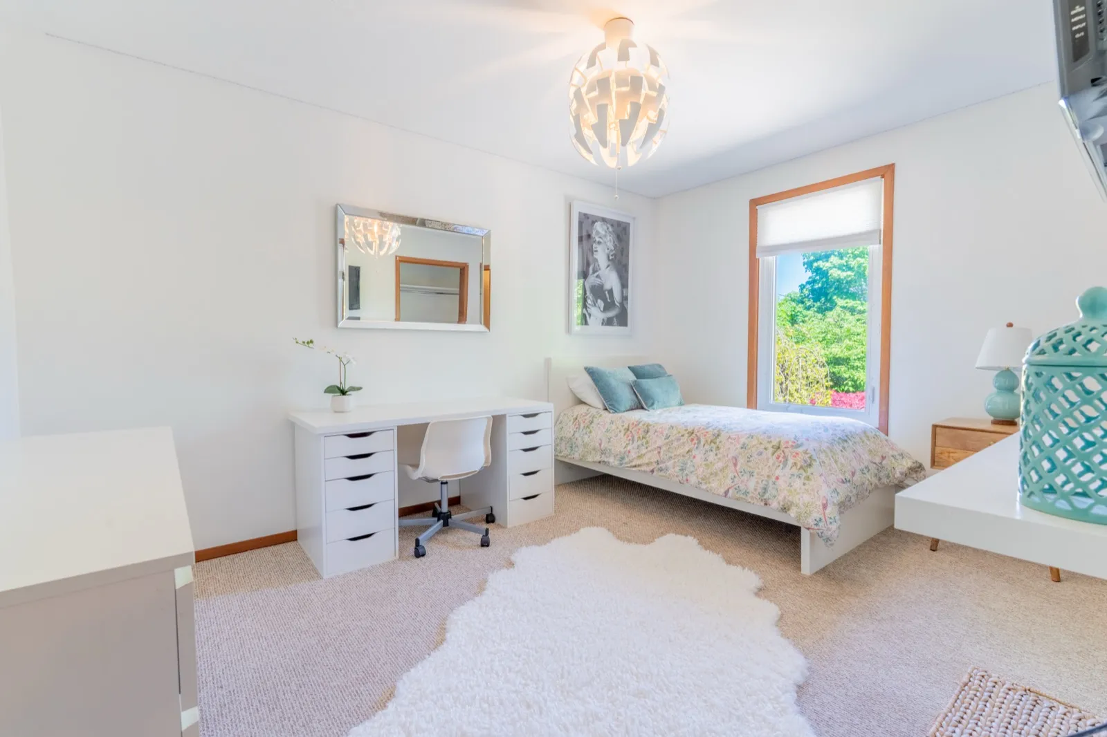 4 Cedar St, Port Colborne — bright bedroom with desk and mirror