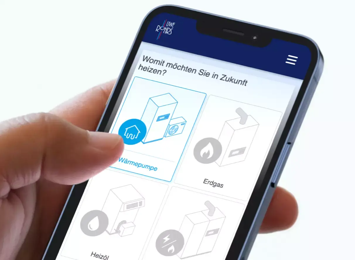 Hand hält Smartphone mit Auswahl für Heizoptionen: Wärmepumpe, Erdgas, Heizöl, Strom.