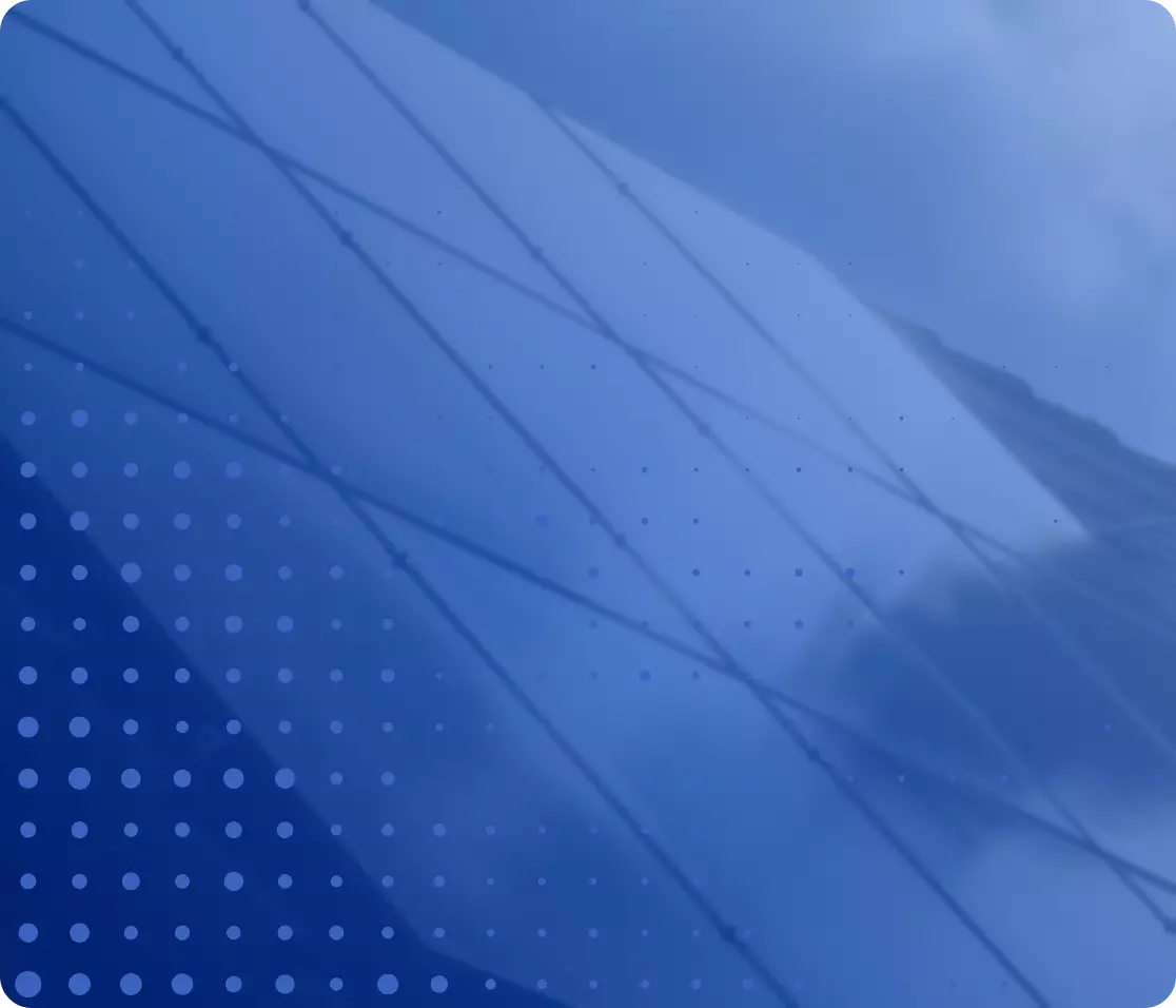 Blau getönte Nahaufnahme eines Solarpanels mit Lichtreflexionen und einem Punktmuster.