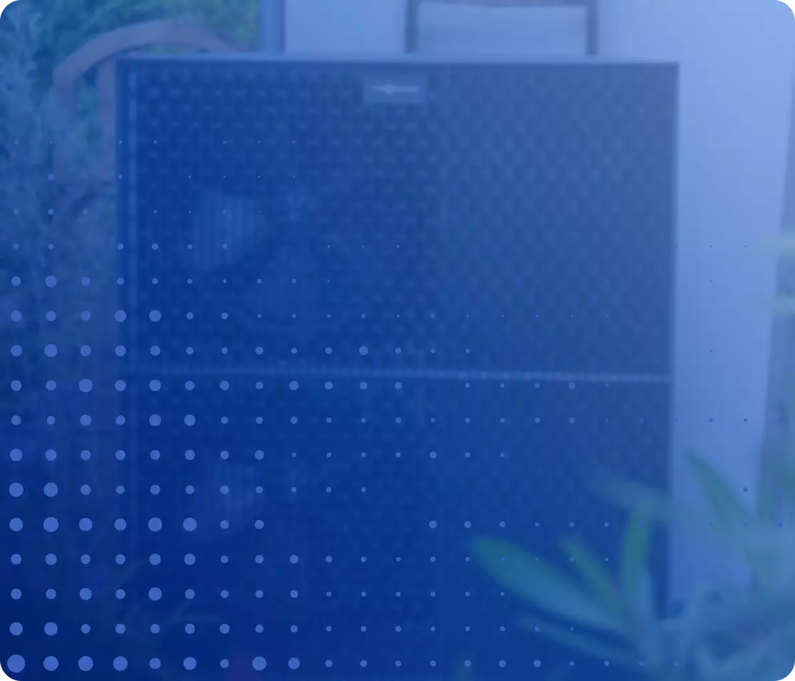 Außeneinheit einer Wärmepumpe, teilweise durch grafische blaue Überlagerung verdeckt.