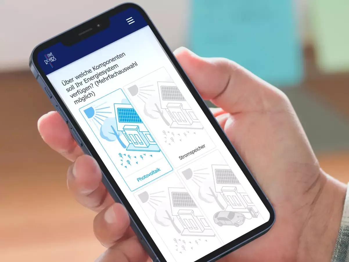 Hand hält Smartphone mit Energie-System-Komponenten Auswahl: Photovoltaik, Stromspeicher, Elektroauto.