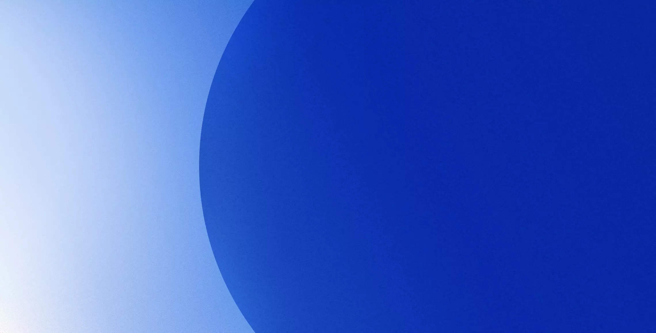 Abstrakter Hintergrund mit großem blauem Kreis links auf hellem Blauverlauf.
