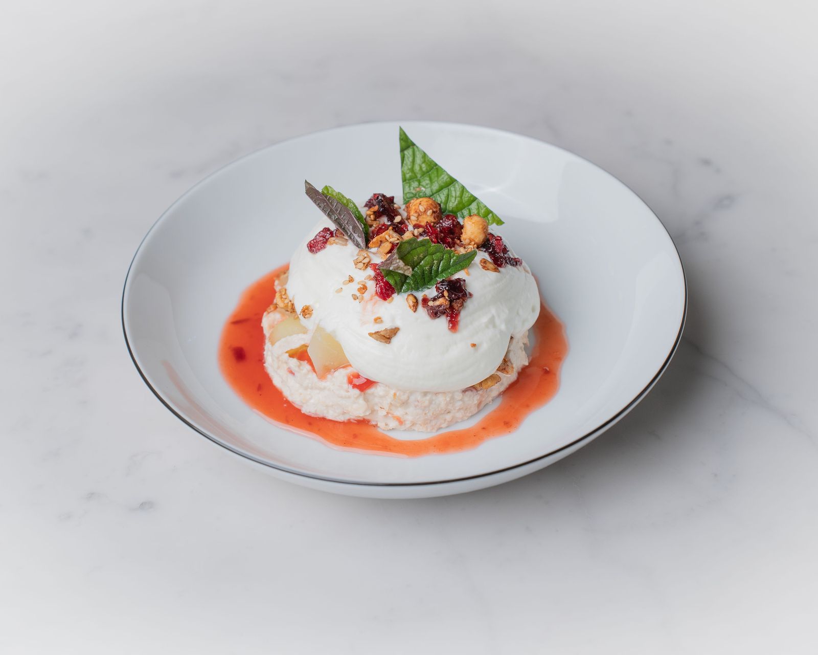 Dessert mit Ricotta, Fruchtsauce und Kräutern