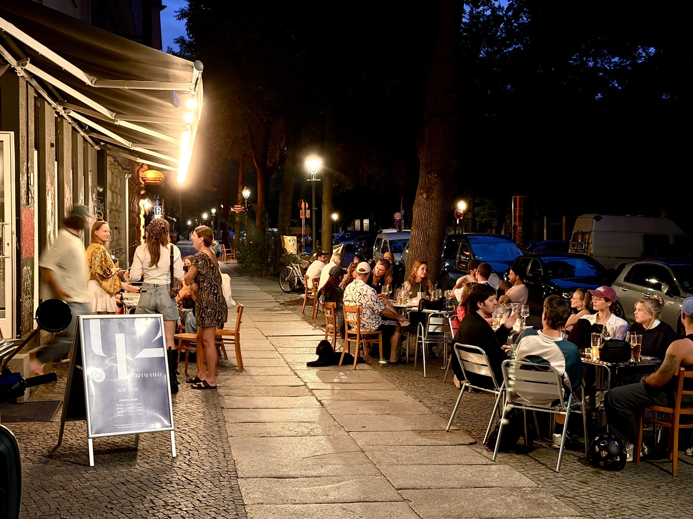Volle Terrasse vor dem Forty-Two am Abend