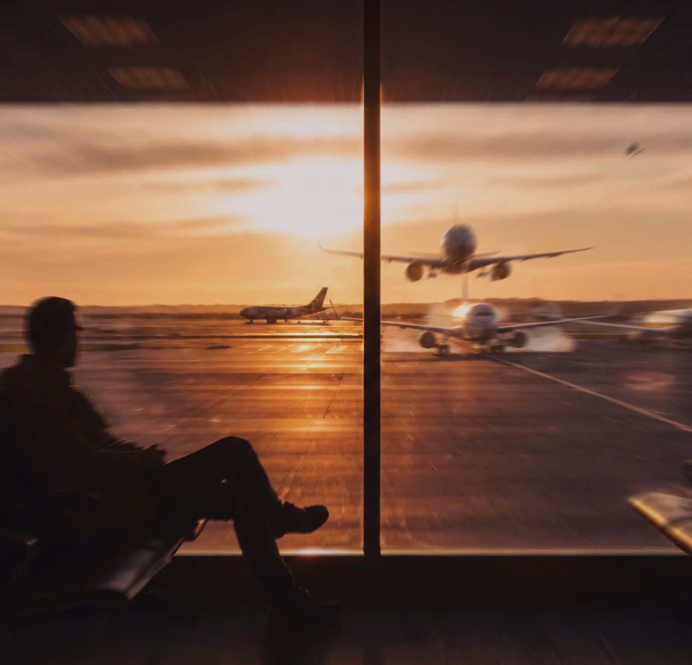 Reisender wartet auf das Flugzeug