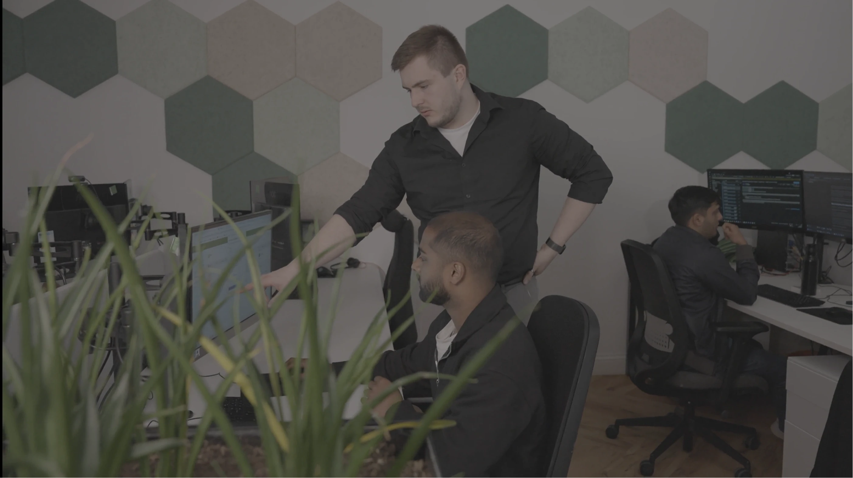 Pro DBA Oracle specialists in a team discussion