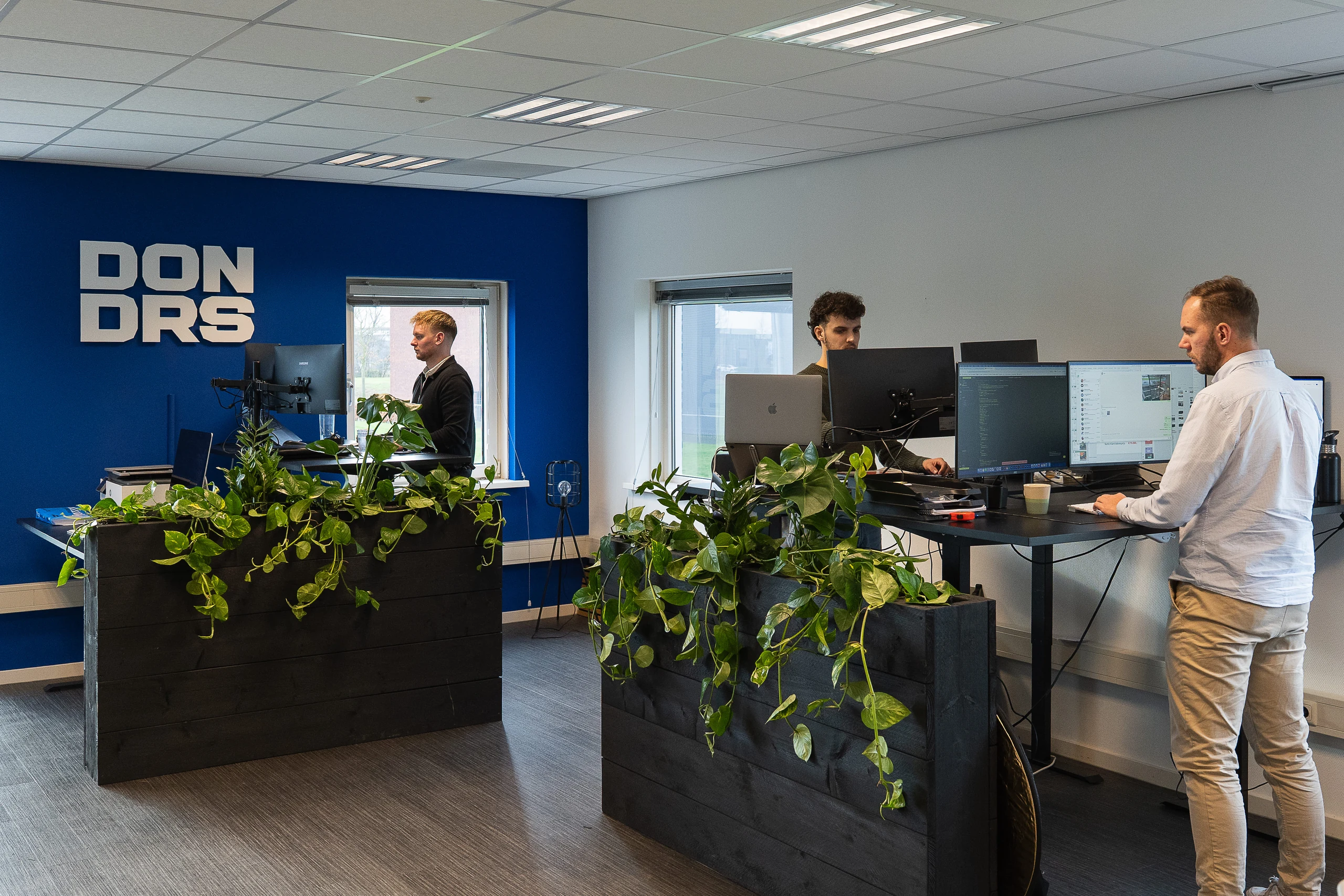 Het team van DONDRS aan het werk op kantoor in Emmeloord