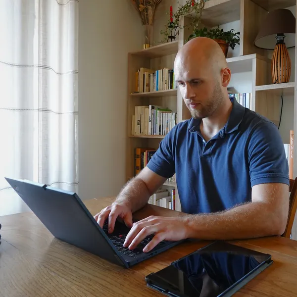 Tino, technicien spécialisé en dépannage et formation informatique à domicile en Haute-Savoie.