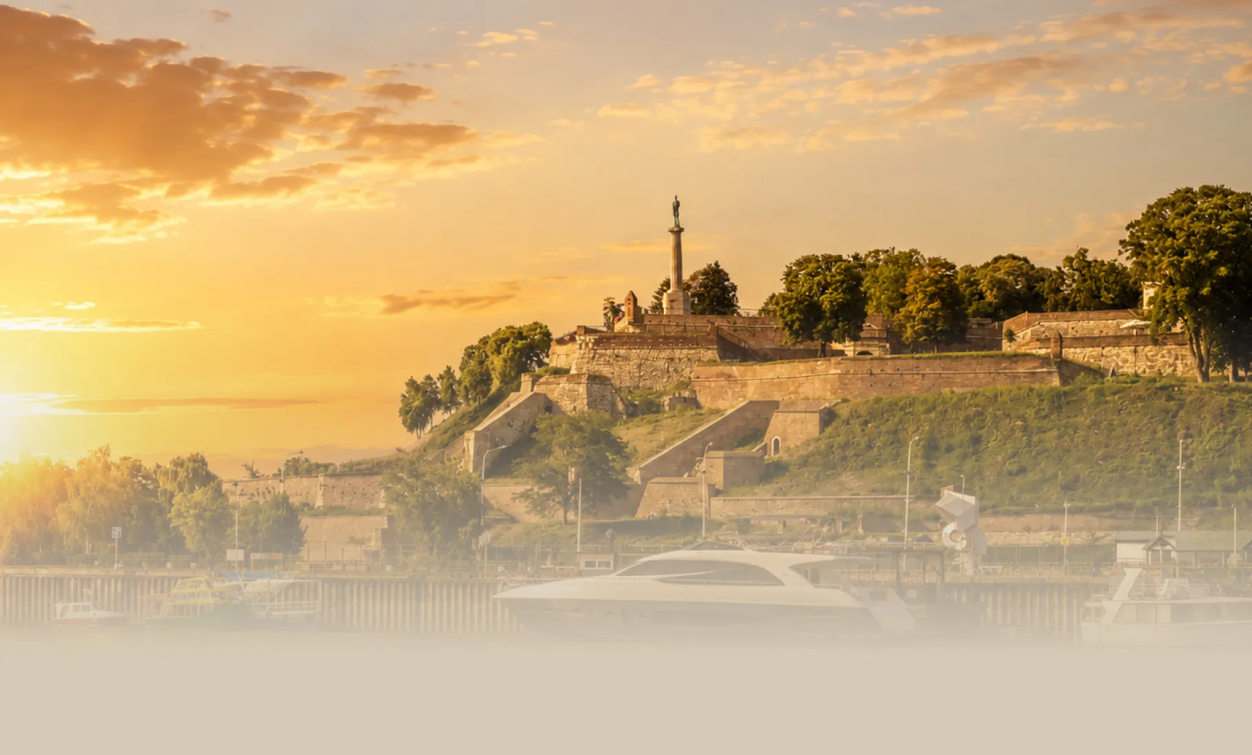 Pogled sa Ušća na Kalemegdan i Pobednika u zalazak sunca