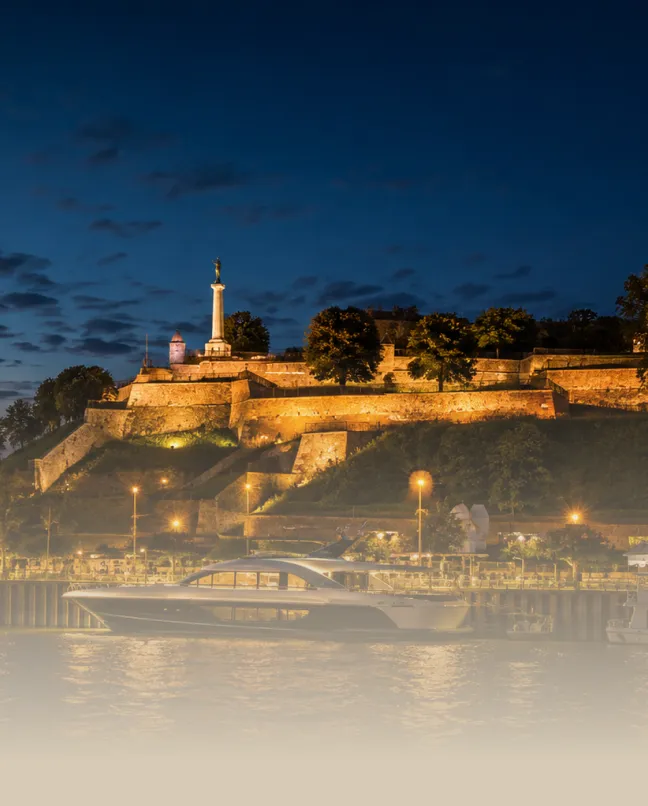 Noćni pogled na osvetljeni Kalemegdan i Savu sa Ušća
