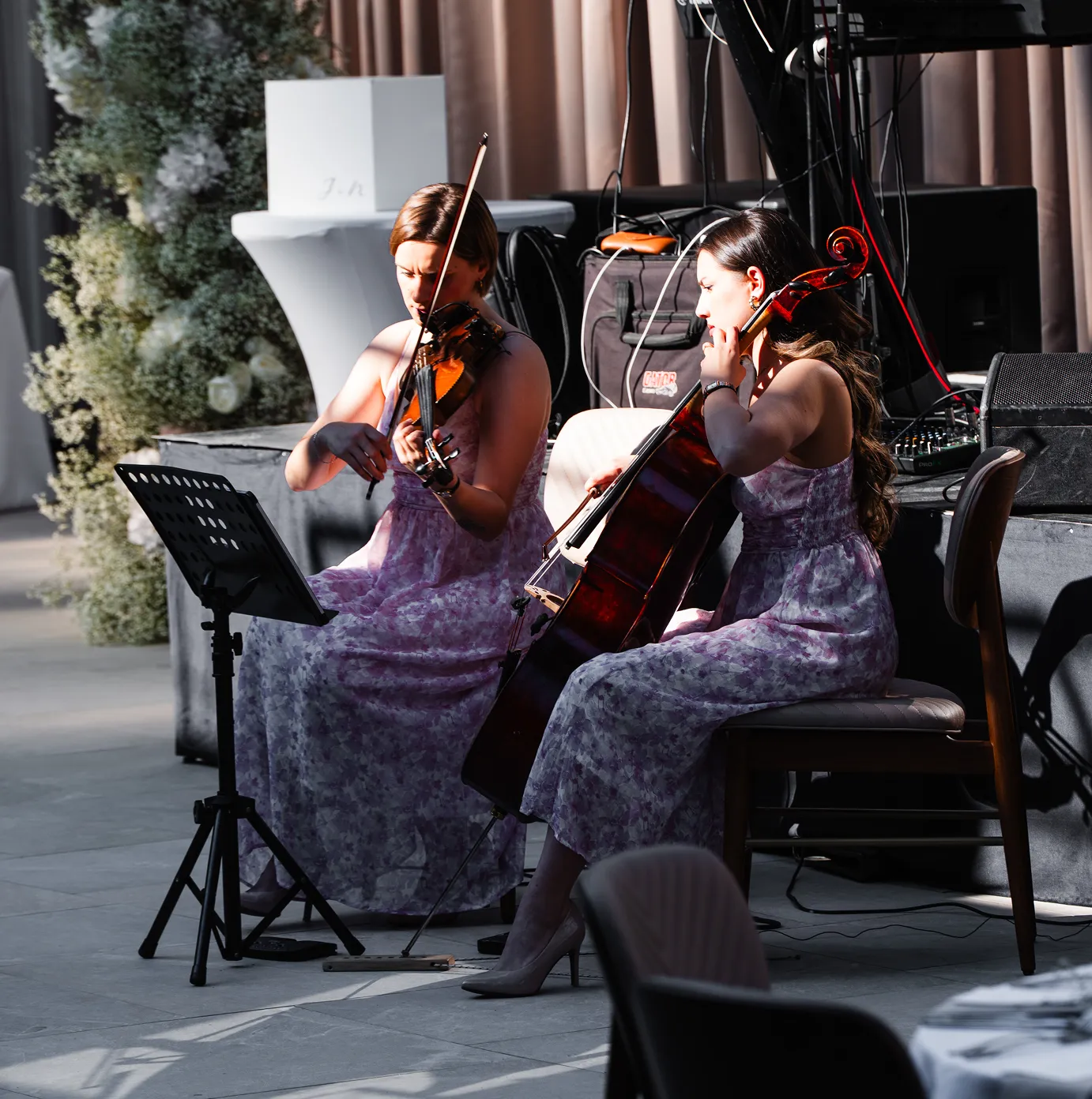 Gudački duo — violina i violončelo — nastupa na proslavi u Nacionalnoj Klasi na Ušću