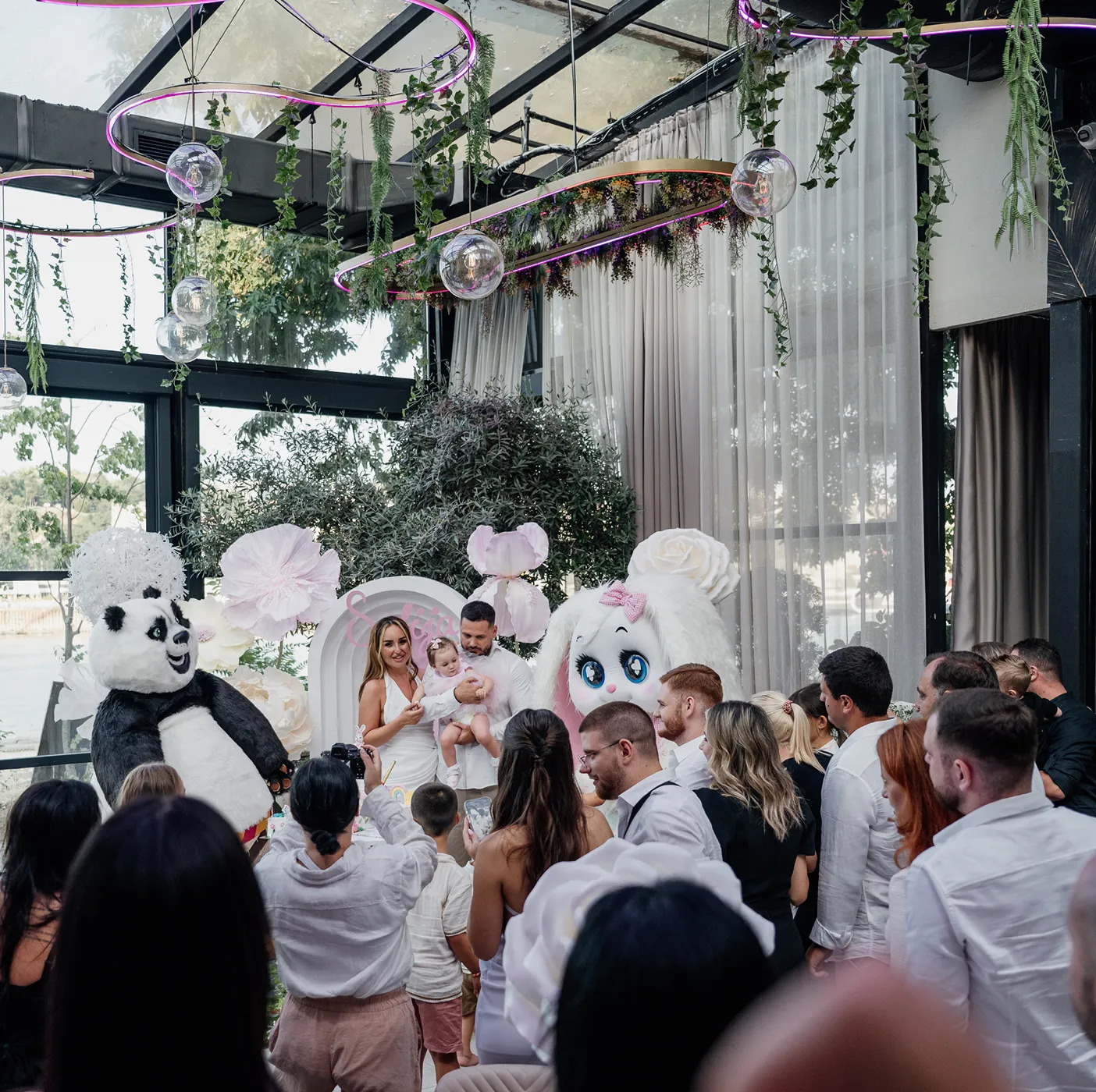 Gosti u belom dress code-u i panda maskote na rođendanskoj proslavi u Nacionalnoj Klasi na Ušću