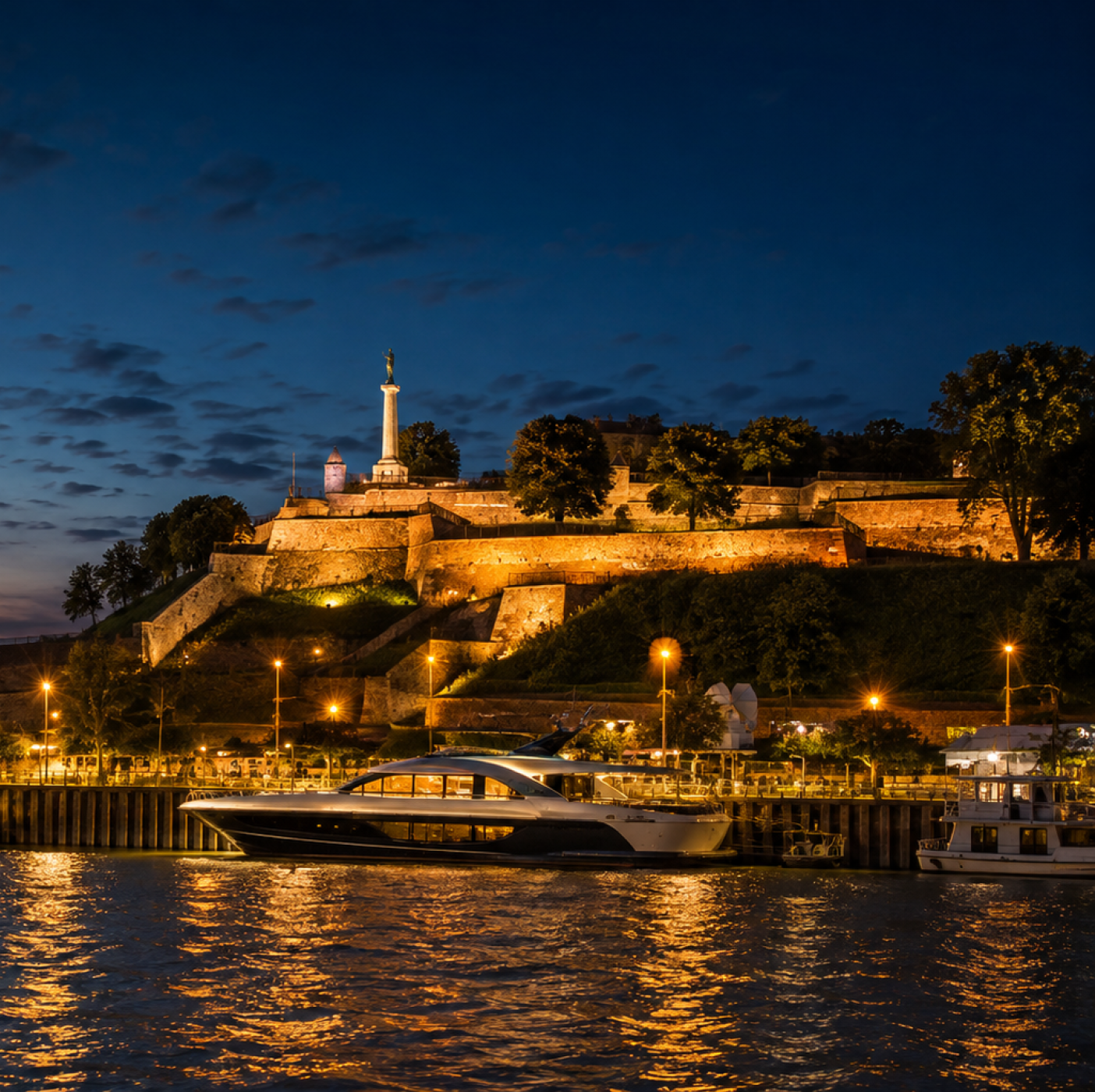 Noćni pogled na osvetljeni Kalemegdan i Savu sa Ušća