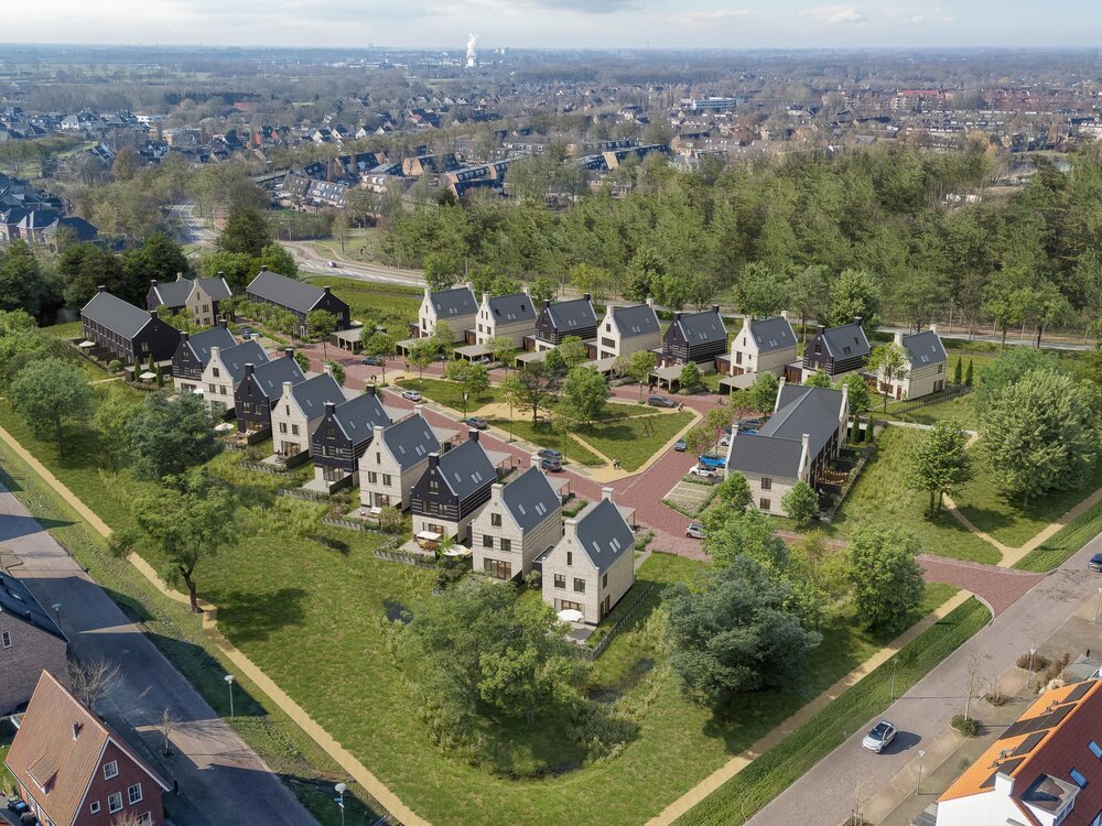 Luchtfoto van een nieuwbouwbuurt met vrijstaande woningen, nieuwe straten en groenstroken