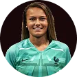 Portrait d'une femme sportive souriante portant un maillot vert avec un coq noir.