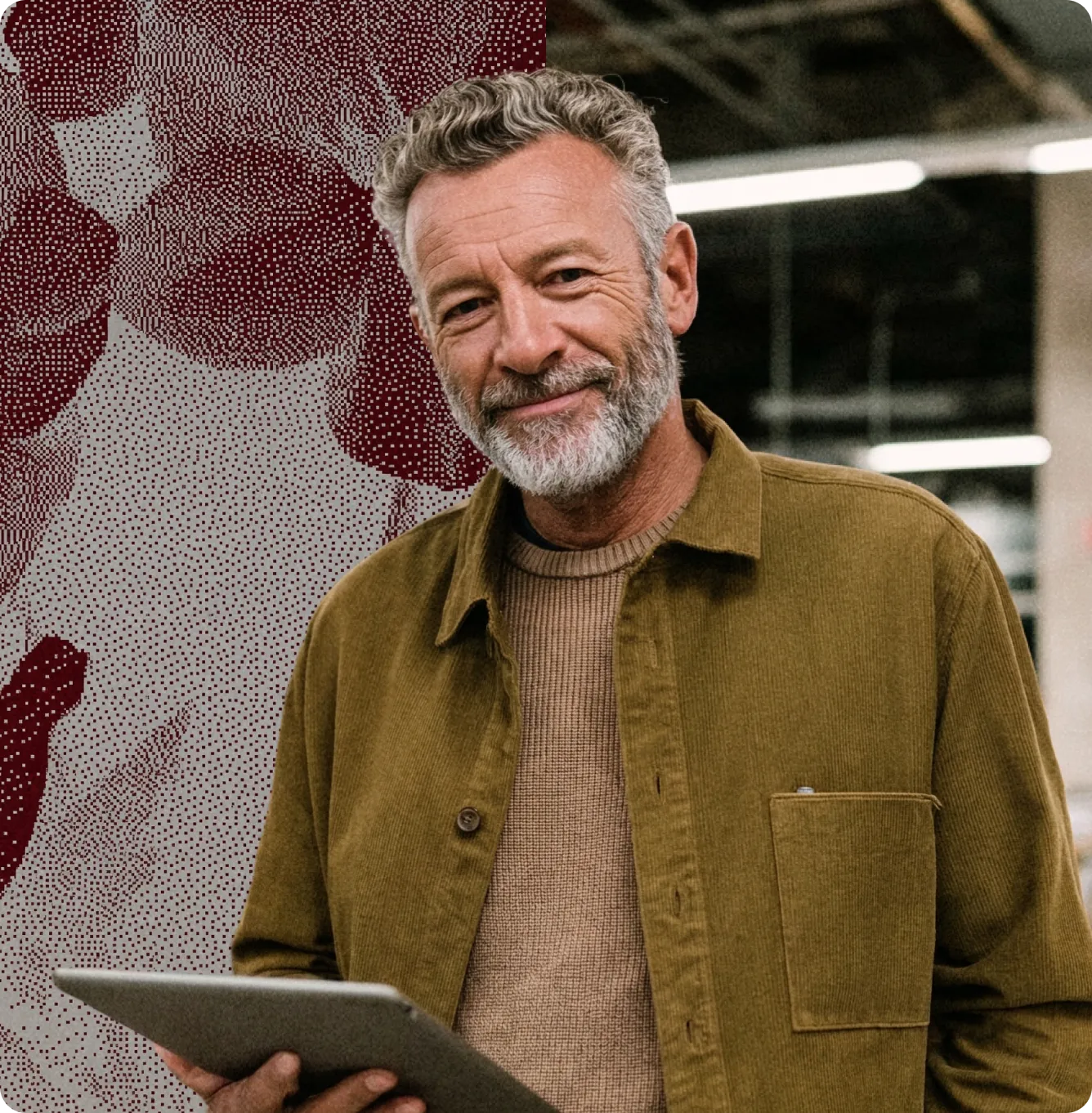 Homme âgé souriant tenant une tablette, portant une veste olive et un pull beige.