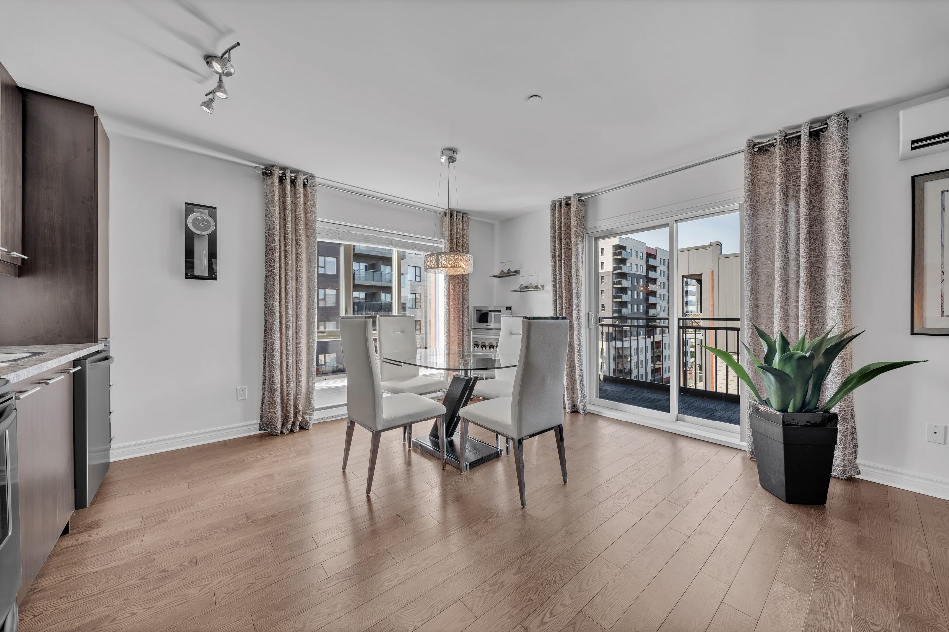 809, Avenue Urbania