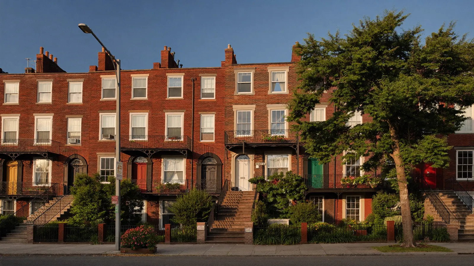 Rue résidentielle montréalaise de triplex en brique au soleil couchant