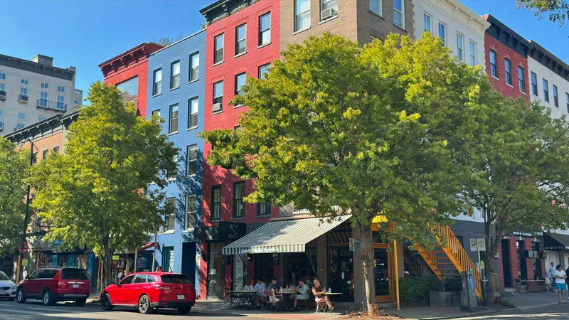 Coin de rue du Plateau avec triplex montréalais