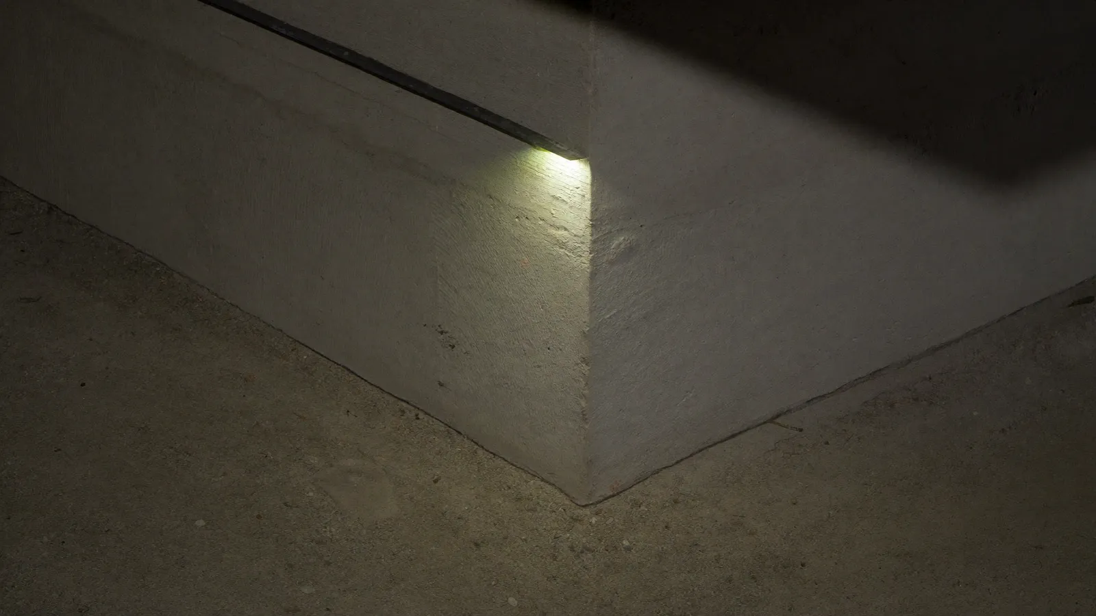 Mur de fondation inspecté à la lampe de poche