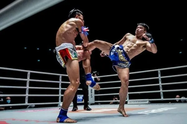 Deux combattants de boxe Thai en tenue réglementaire