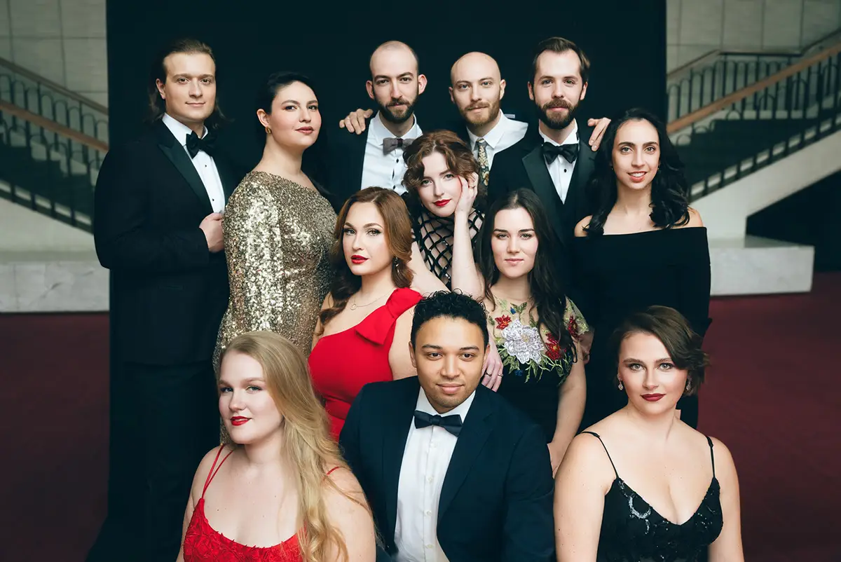 Martine en photo de groupe avec l’Atelier lyrique de l’Opéra de Montréal. Entourée de ses collègues artistes de la relève, cette image évoque l’épanouissement des talents et l’avenir de la musique canadienne.