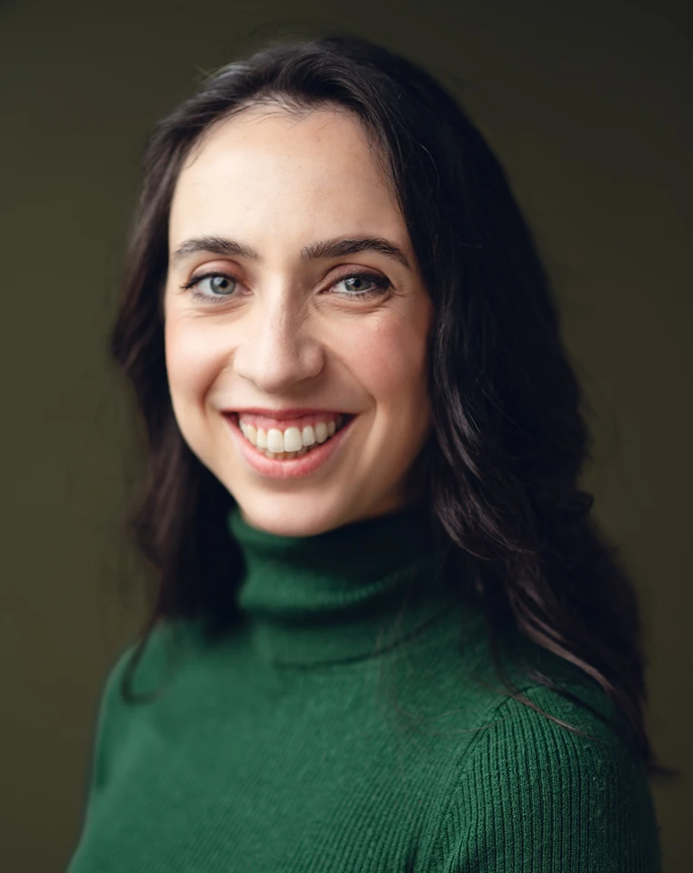 Un autre portrait de Martine, dans un style plus décontracté cette fois. Elle porte un chandail vert et adresse un sourire chaleureux.