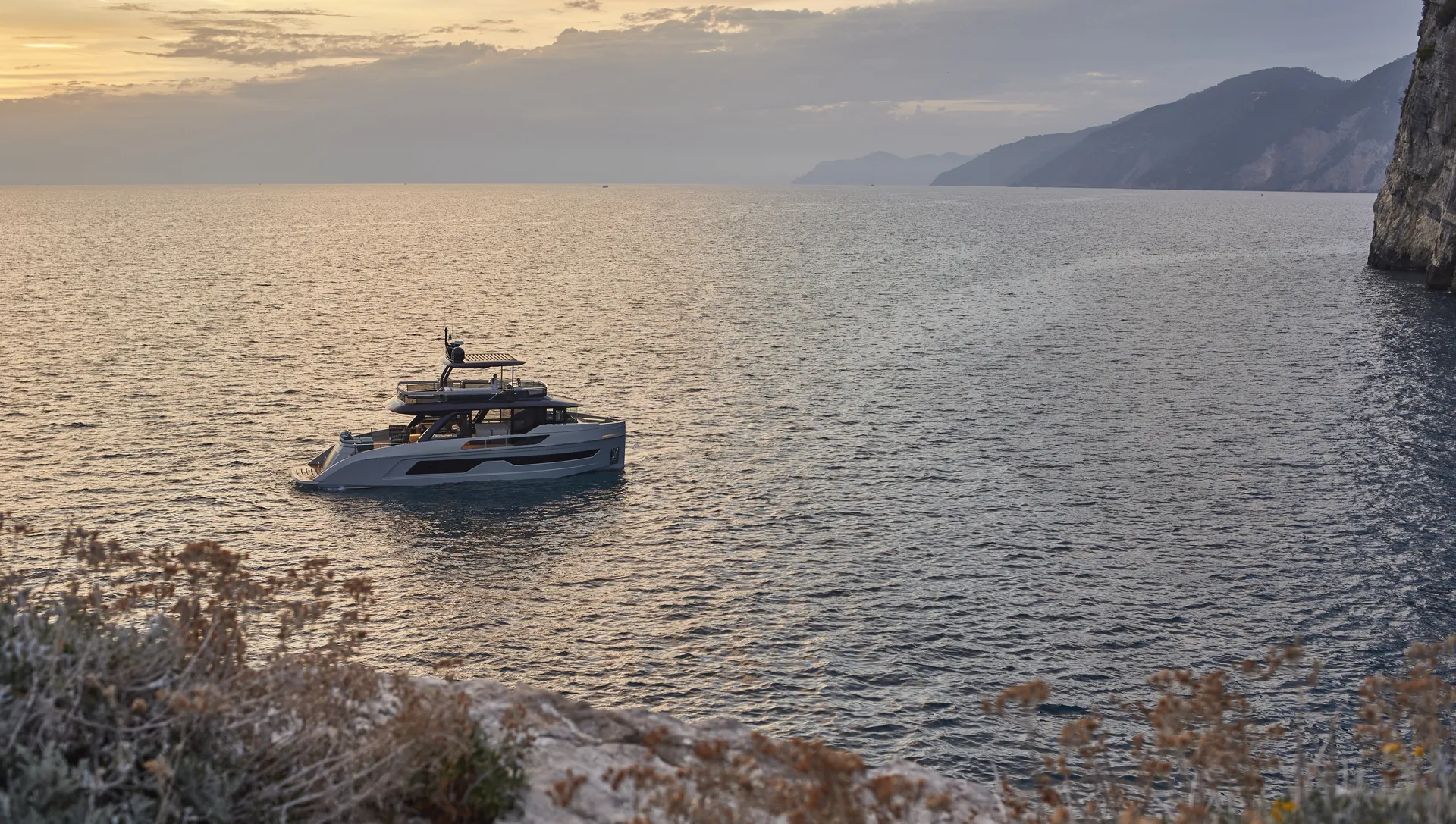 Explorer 62 in navigazione al tramonto