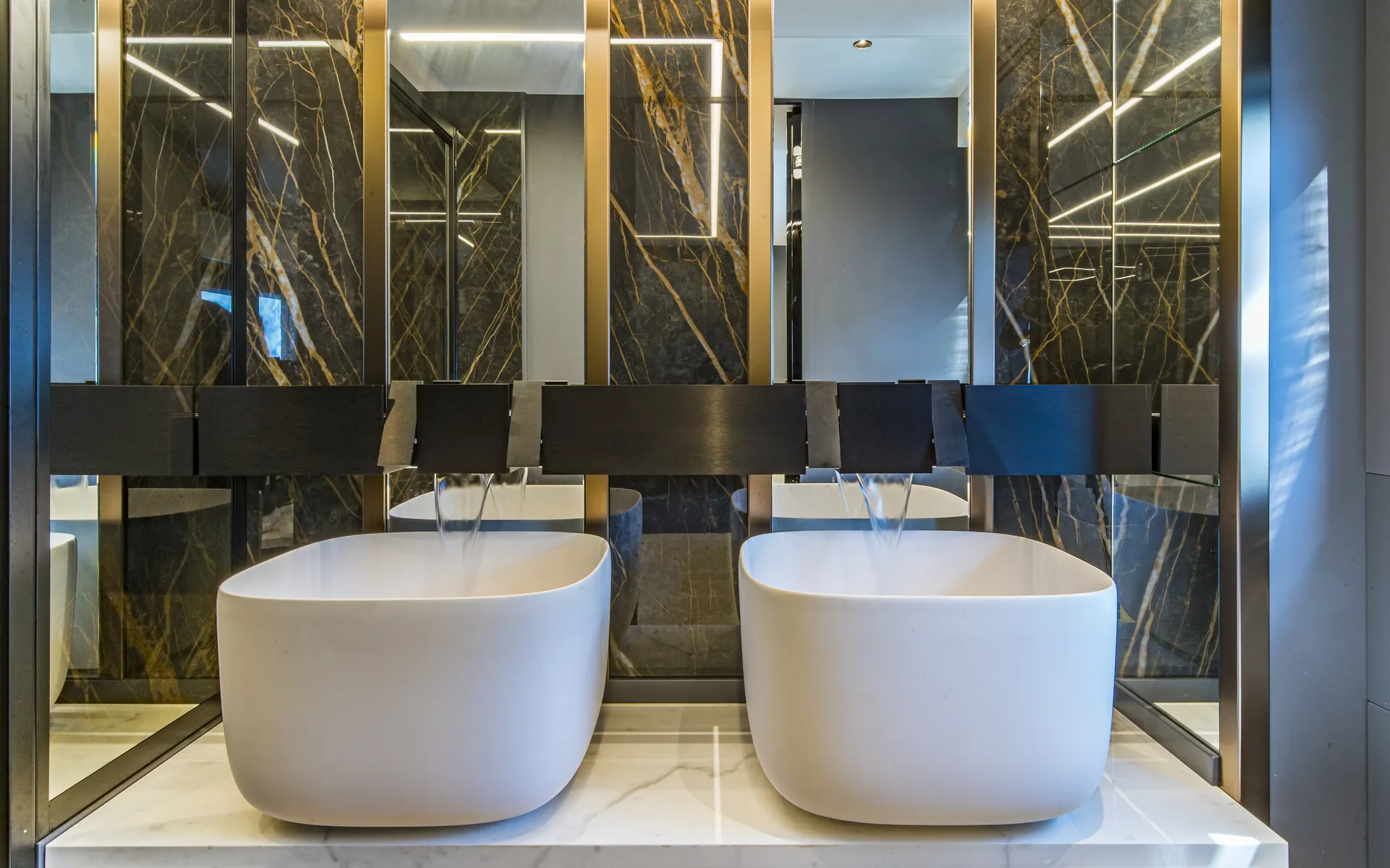 Bagno armatoriale con doppio lavabo