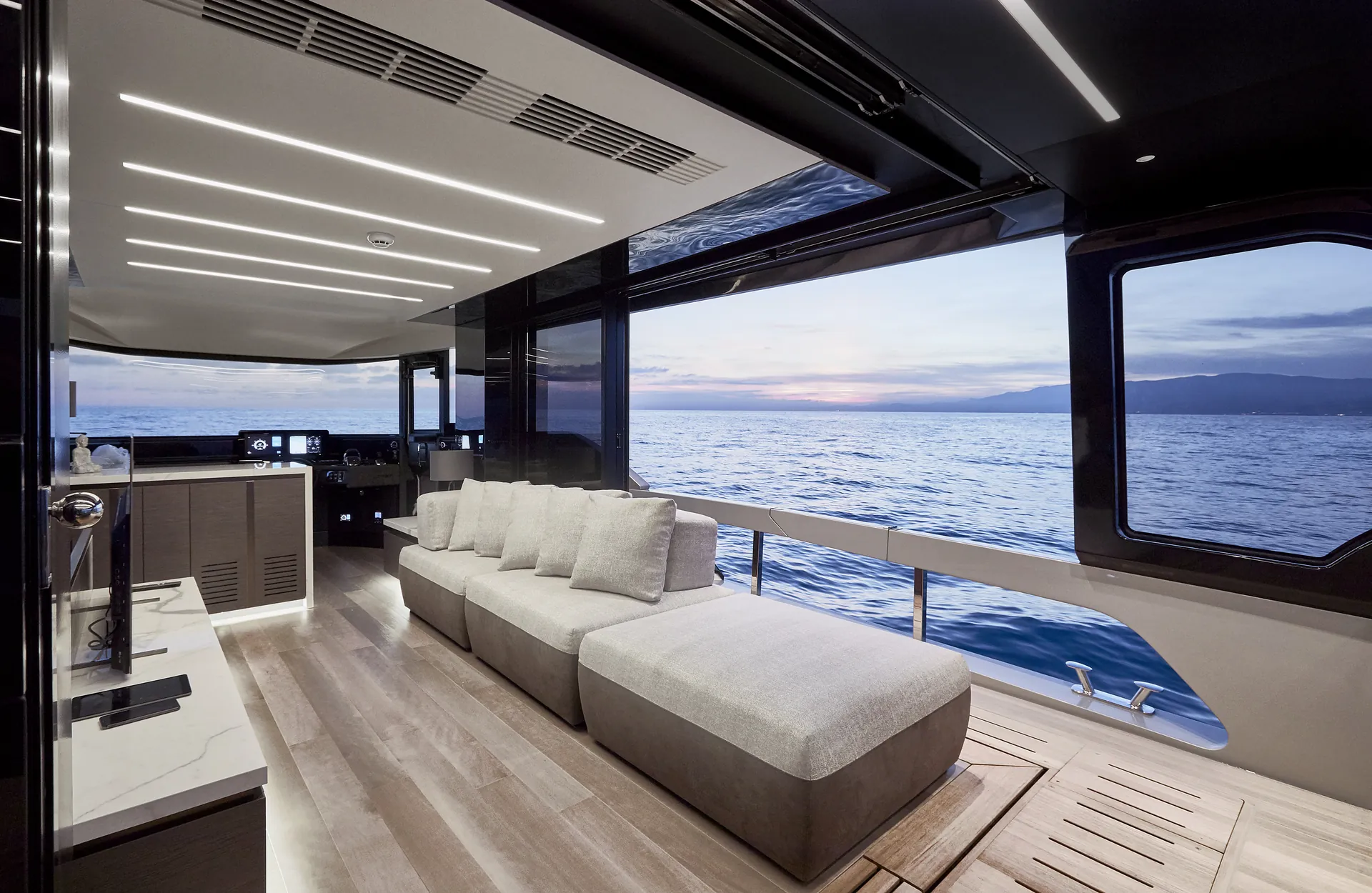 Salone dell'Explorer 62 con grandi vetrate