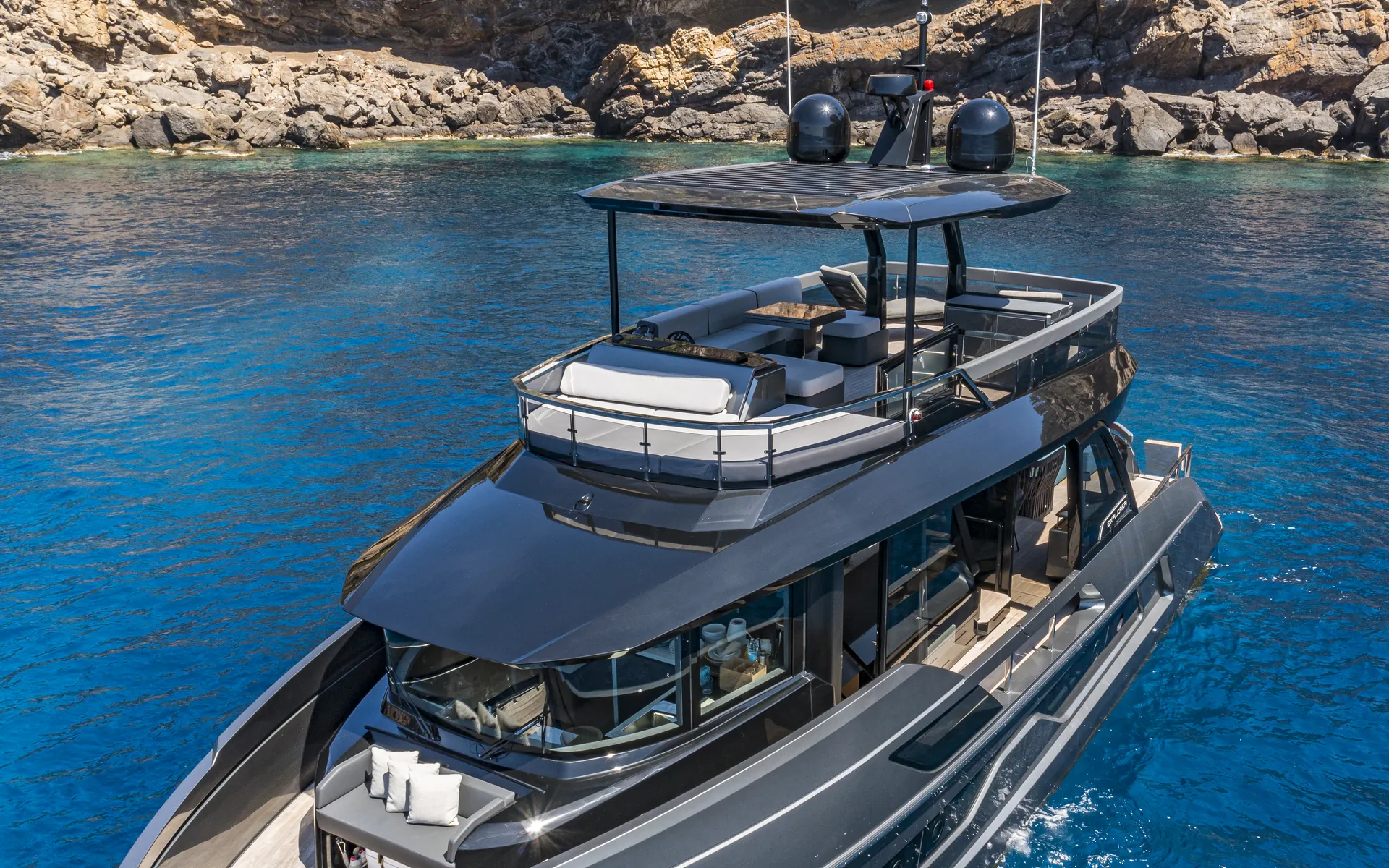 Explorer 62 dall'alto con flybridge e prua