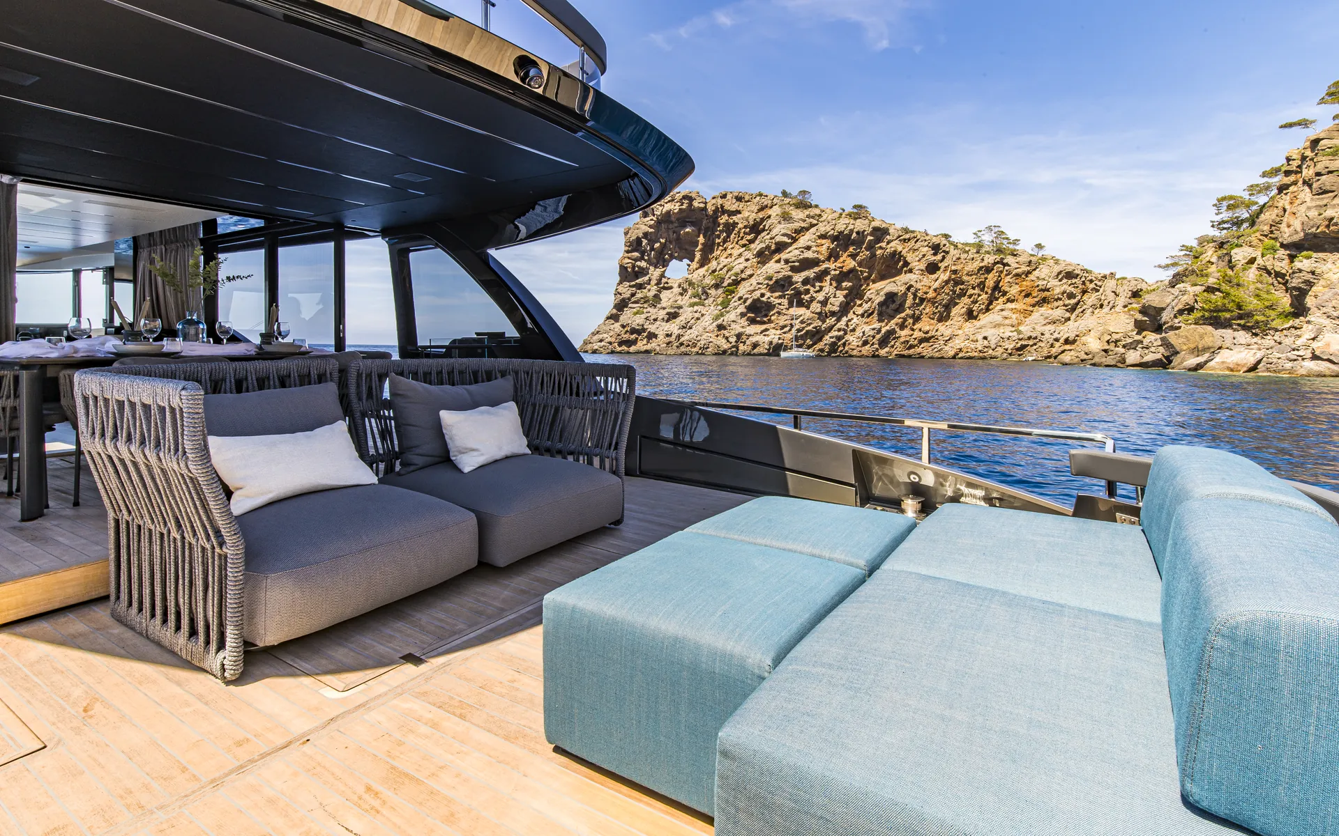 Pozzetto coperto dell'Explorer 62 con divani e pouf