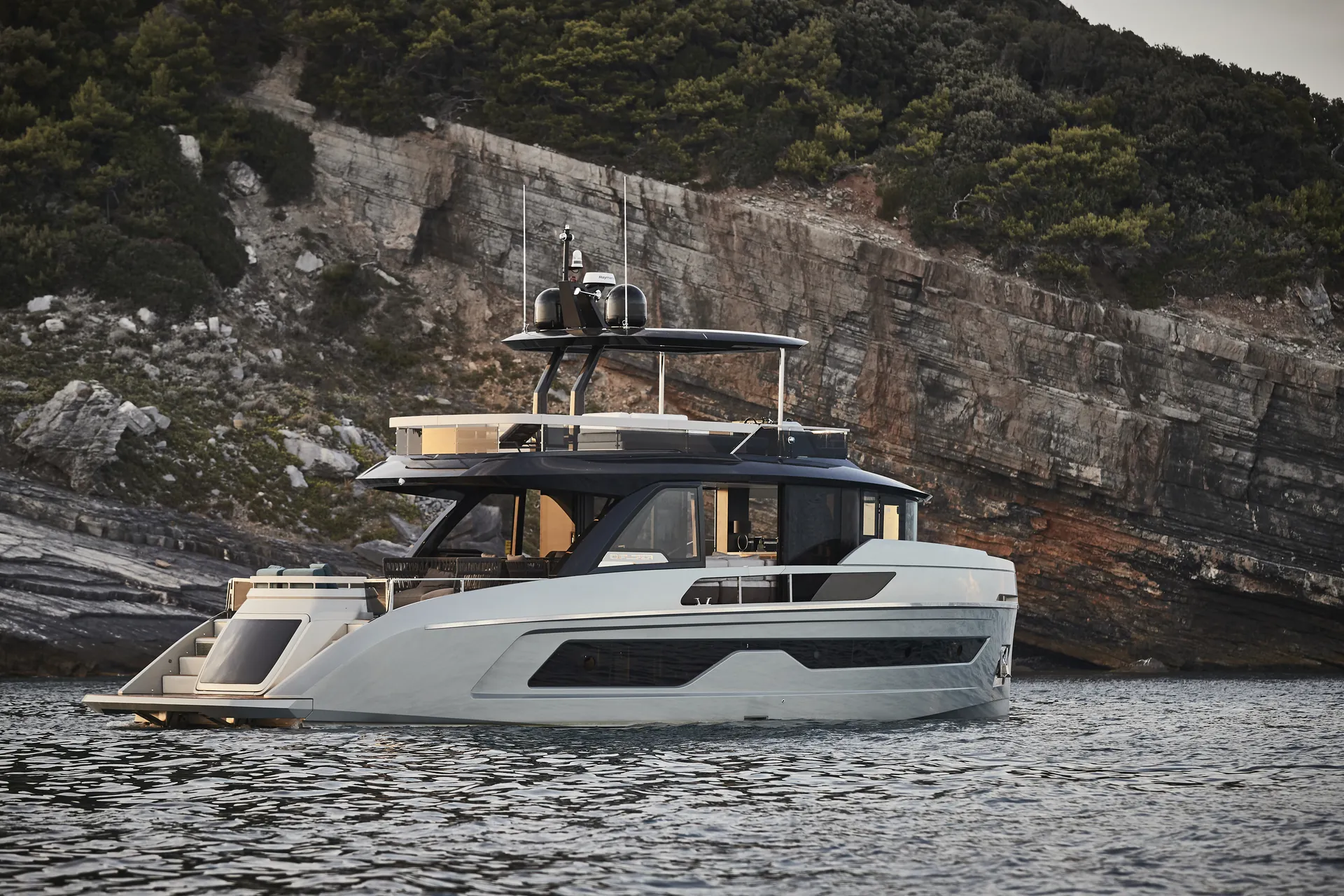 Profilo dell'Explorer 62 davanti alla scogliera