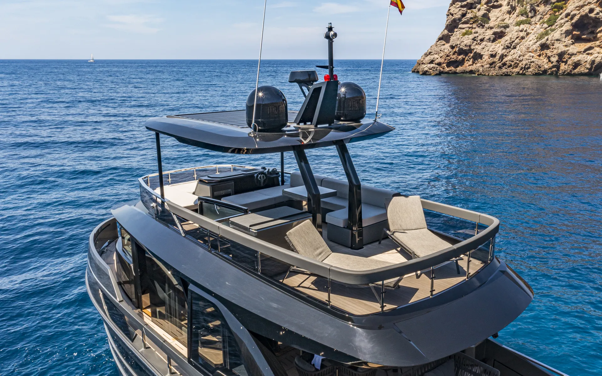 Flybridge dell'Explorer 62 visto dall'alto, con lettini e hard top