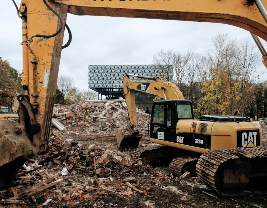 Schwere Baumaschine bei der Arbeit auf einer Abbruchbaustelle