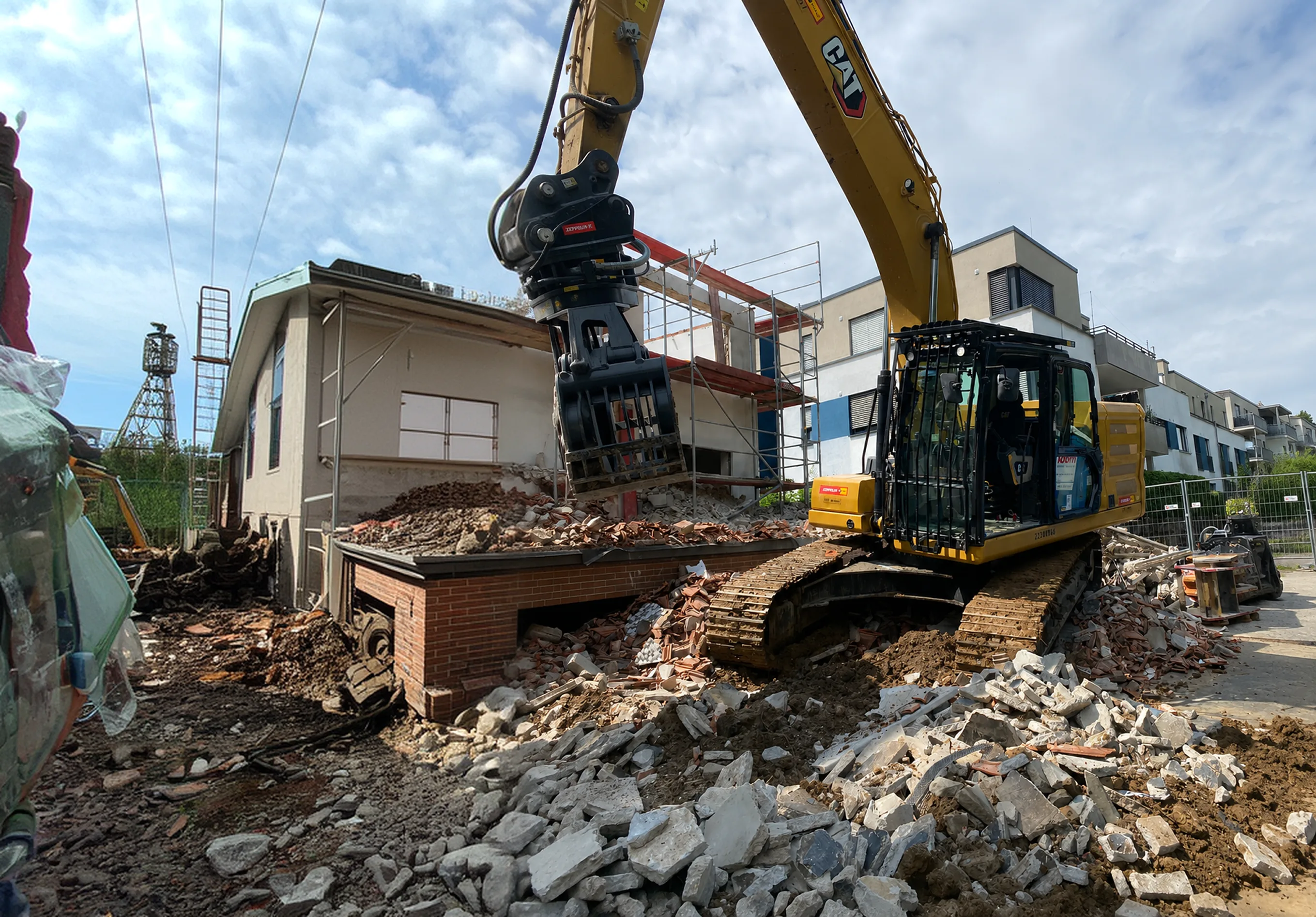 Bagger beim Abbruch eines Backsteingebäudes