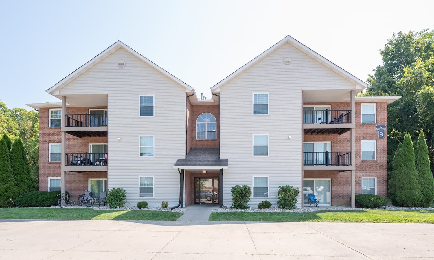 Estates of Camelot Court apartments in Fairfield, Ohio, renovated by Prestige Properties