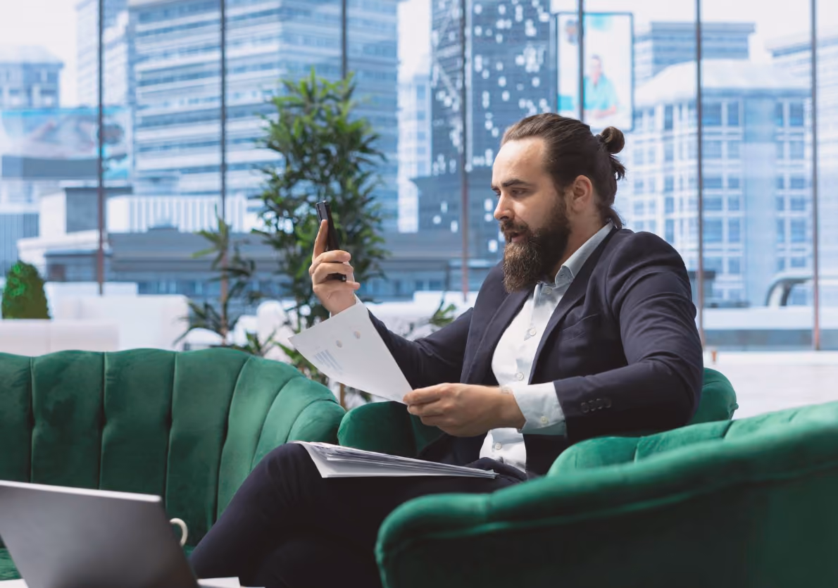 مستثمر ومستشار يراجعان القرارات المالية في اجتماع عبر الإنترنت