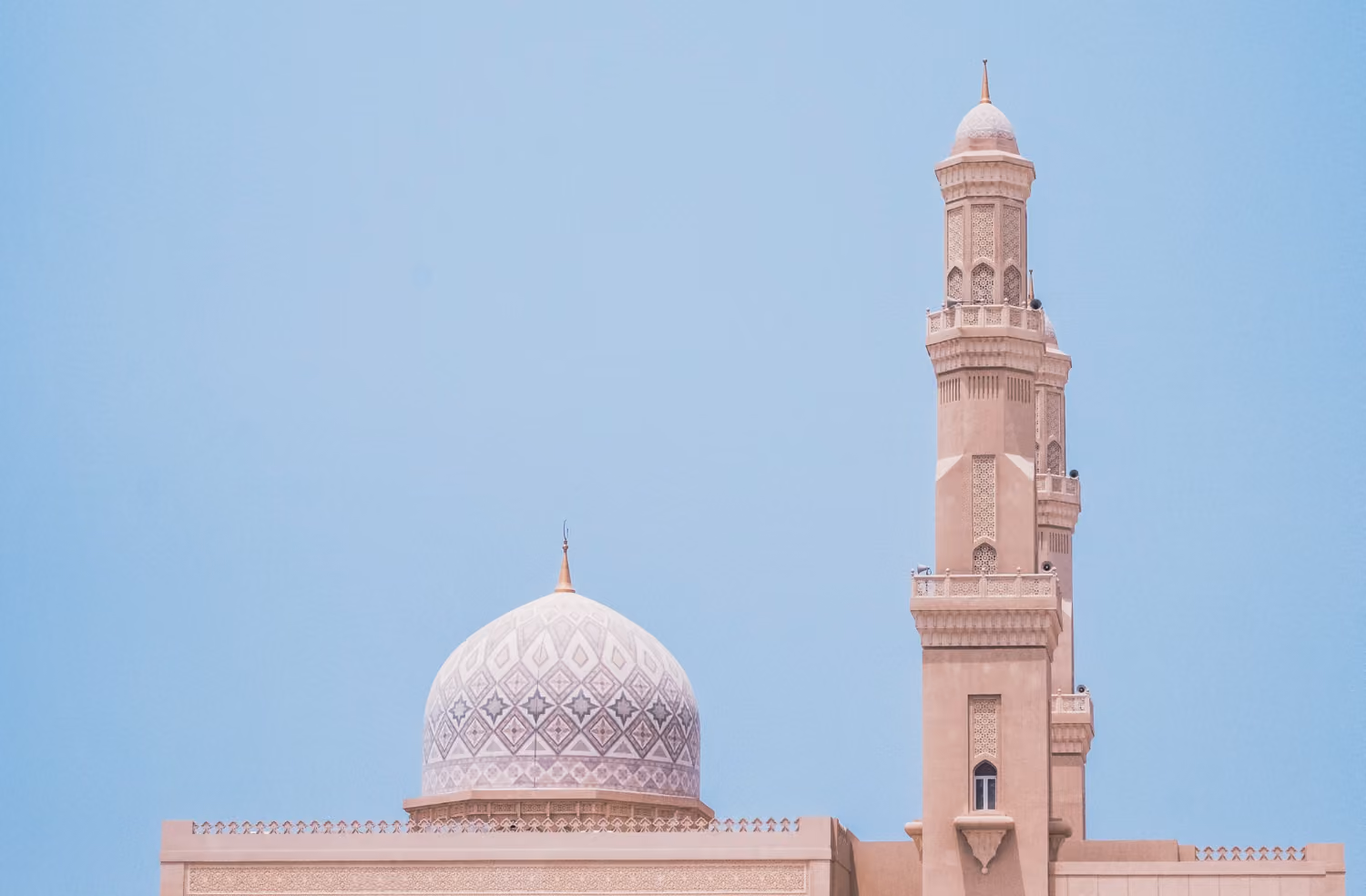 مشهد من عُمان يرمز إلى السياق المحلي للتخطيط المالي