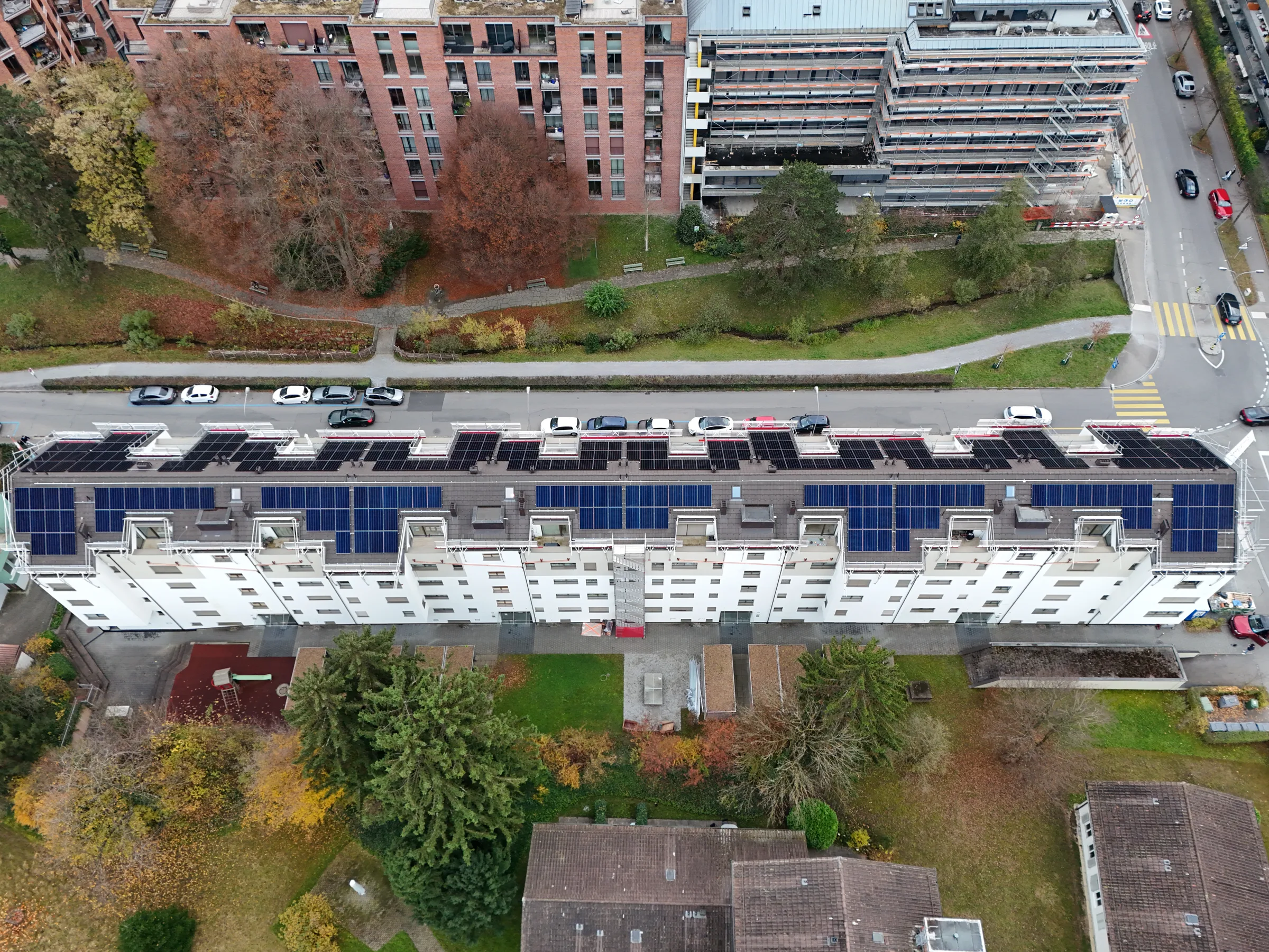Solaranlage Weisshau Zürich, 141 kWp, Mehrfamilienhaus als virtueller ZEV, installiert von Solar 360 2025