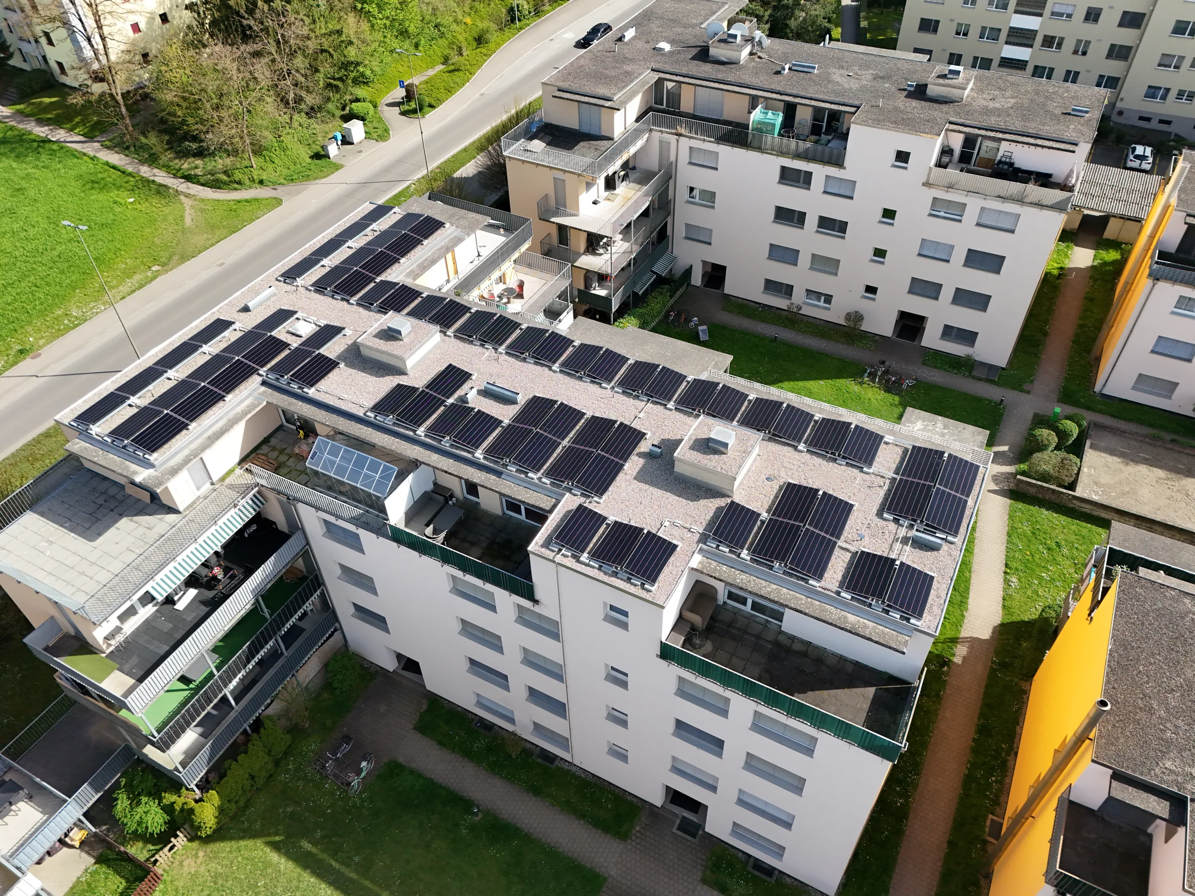 Solaranlage Im Feld Embrach, 35 kWp, Mehrfamilienhaus mit ZEV, installiert von Solar 360 2025