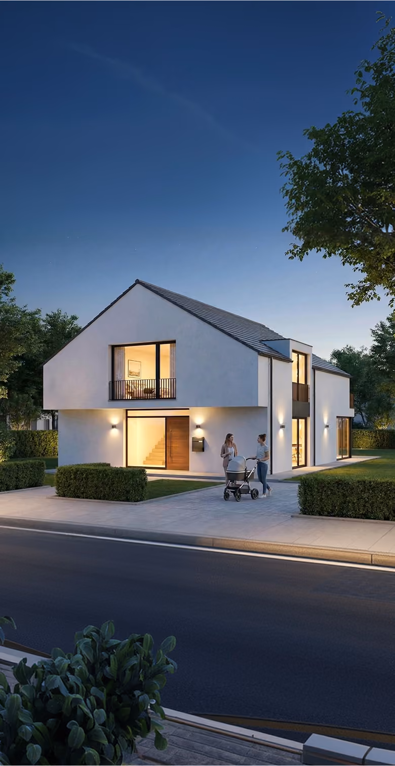Modern zweistöckiges Haus bei Nacht mit beleuchteten Fenstern und zwei Personen mit Kinderwagen vor dem Eingang.