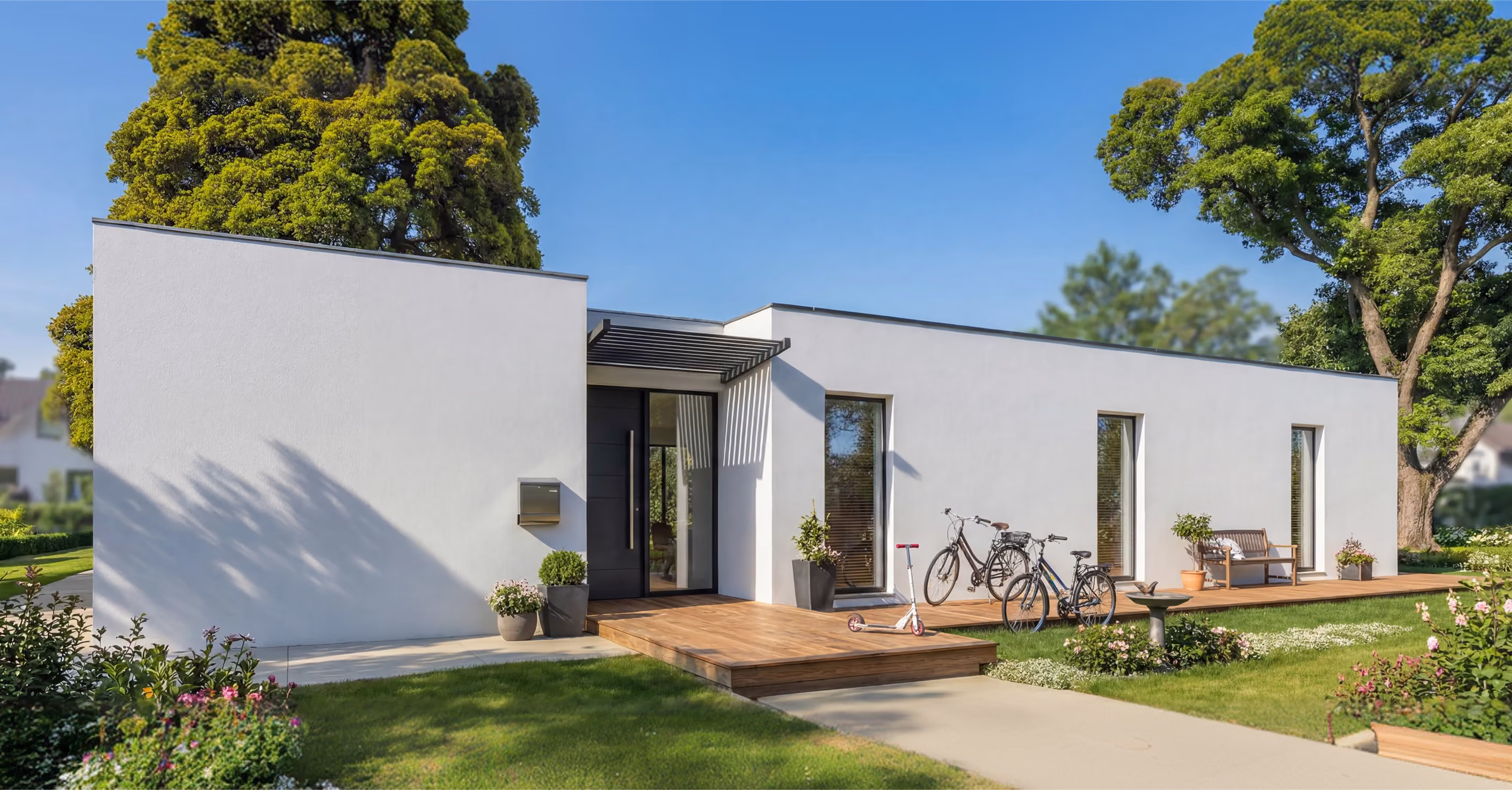 GFK modularer Holzbungalow barrierefrei auf einer Ebene in der Abenddämmerung