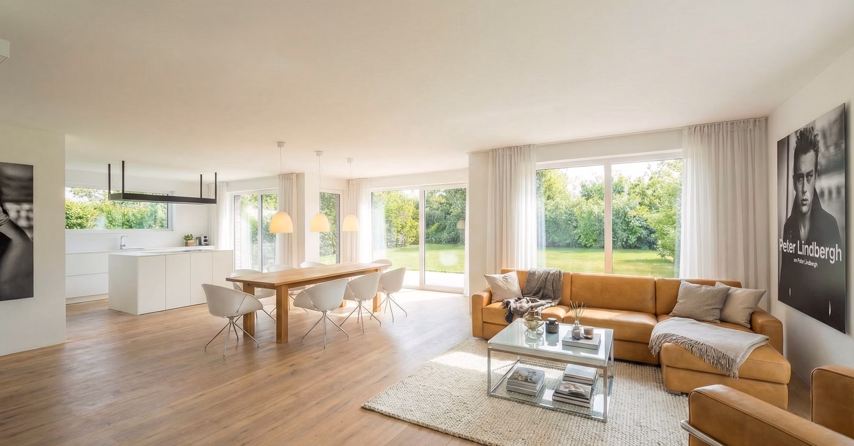 GFK Kapitänshaus heller Wohnbereich mit Kamin