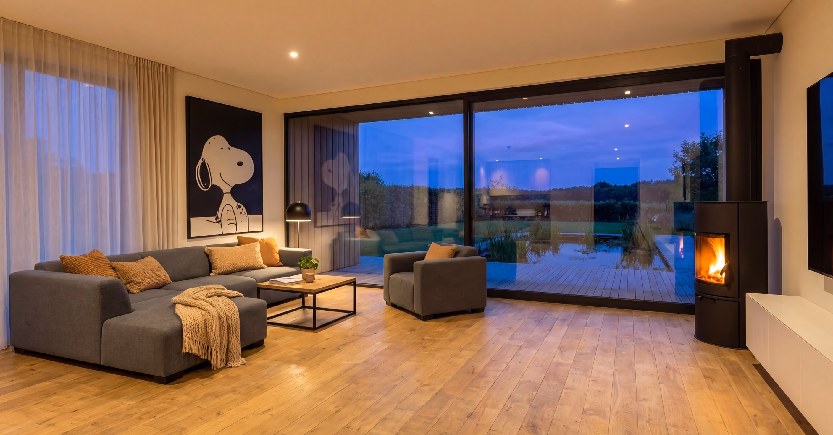 GFK modularer Bungalow Wohnbereich mit großen Fenstern am Abend