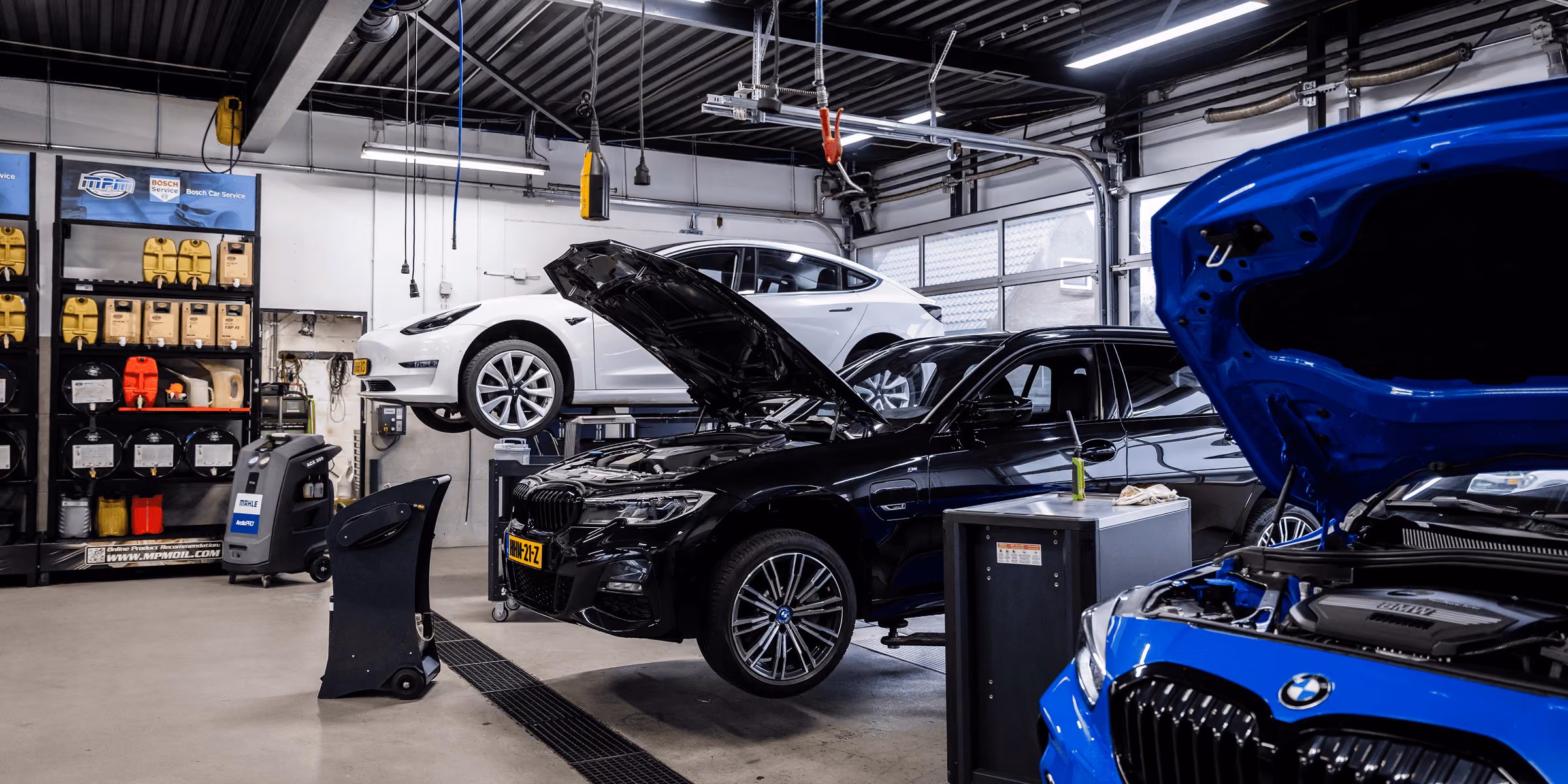 Autogarage met enkele auto's die voor onderhoud bij de garage staan