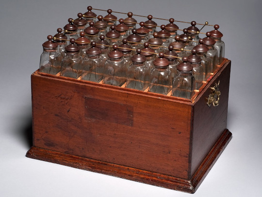 Battery of 35 Leyden jars made by or for Benjamin Franklin (source: American Philosophical Society)