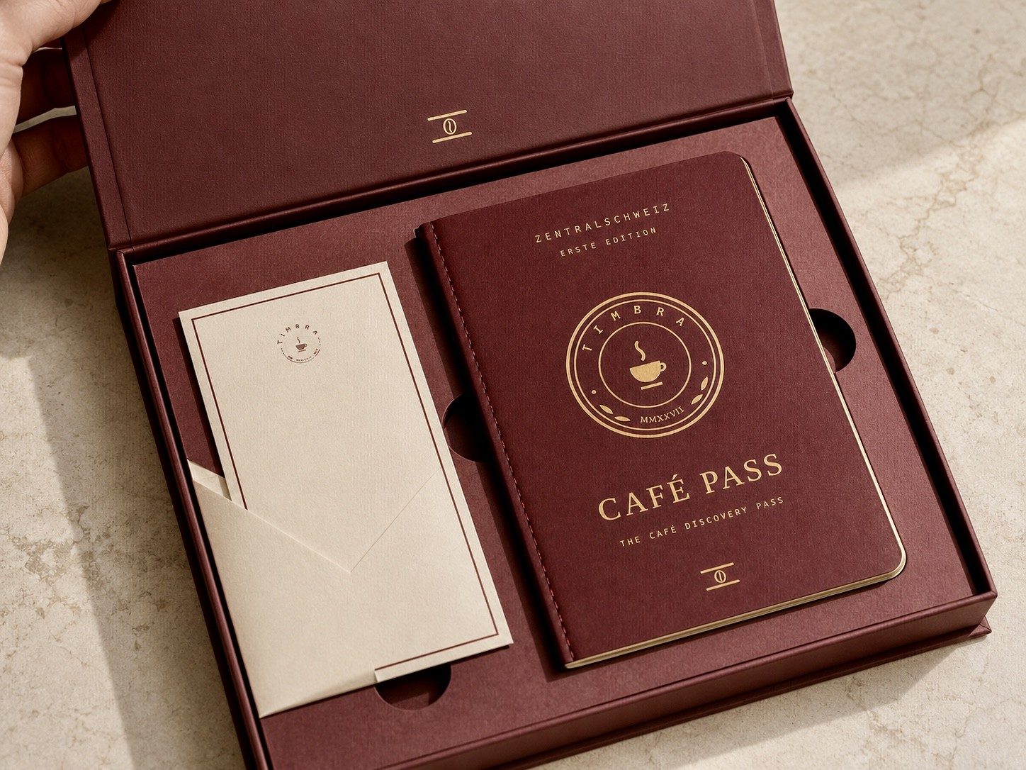 Die geöffnete Geschenkbox mit dem Café Pass und der Grusskarte